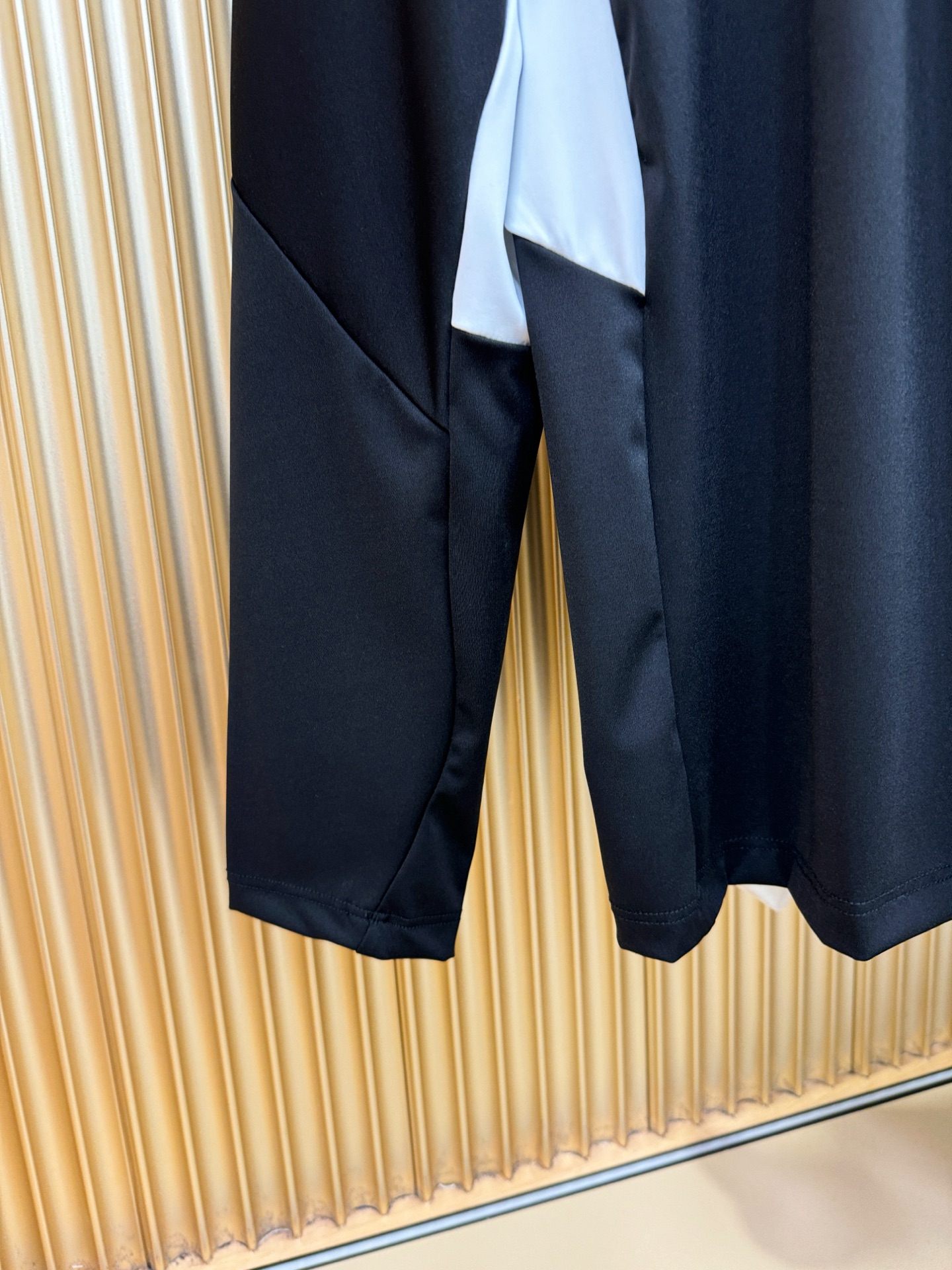 PRADA 普拉达 2025ss秋冬新品 长袖T恤，经典Logo设计，百搭款 官网同步发售 定制面料，柔