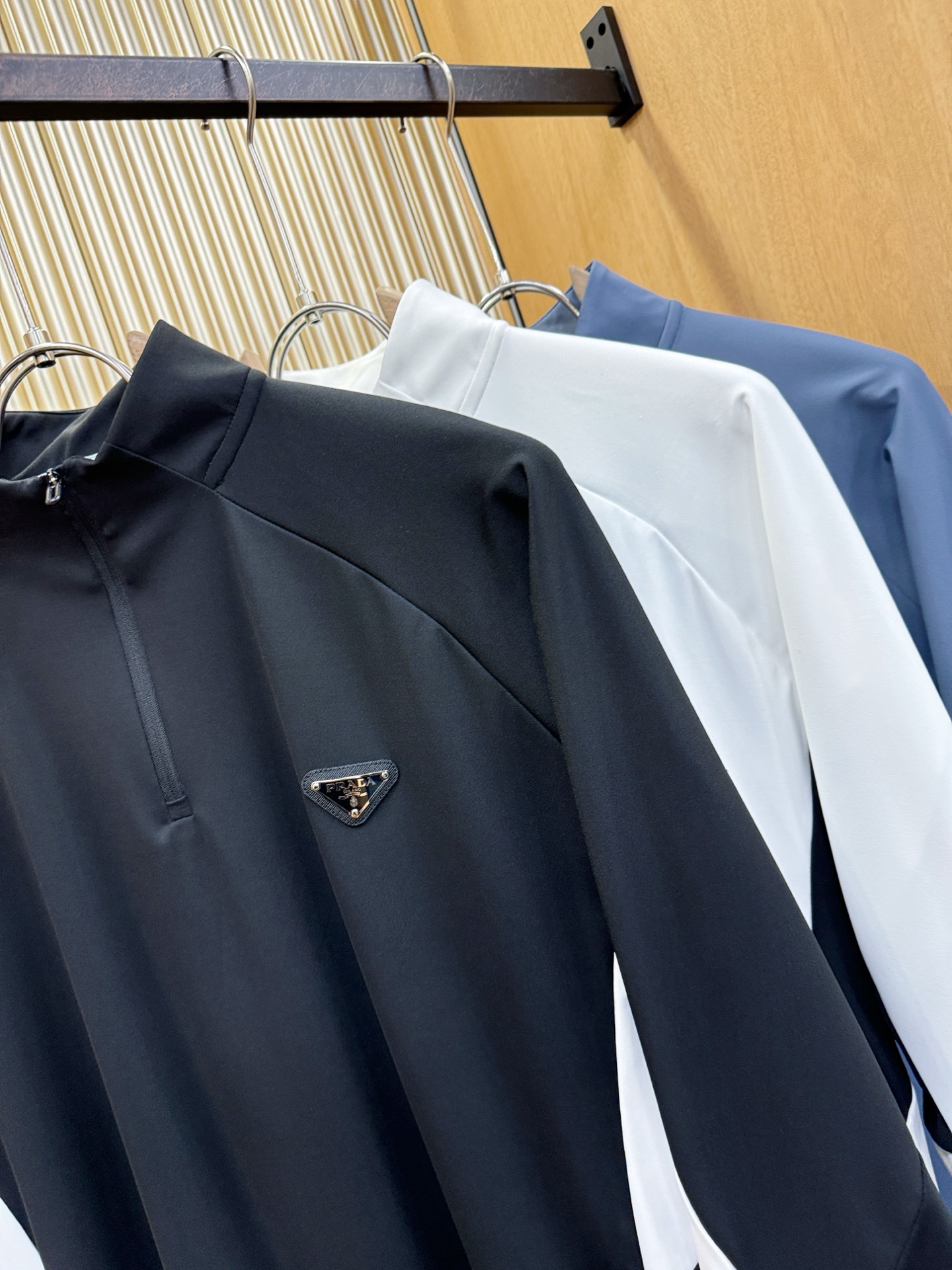 PRADA 普拉达 2025ss秋冬新品 长袖T恤，经典Logo设计，百搭款 官网同步发售 定制面料，柔