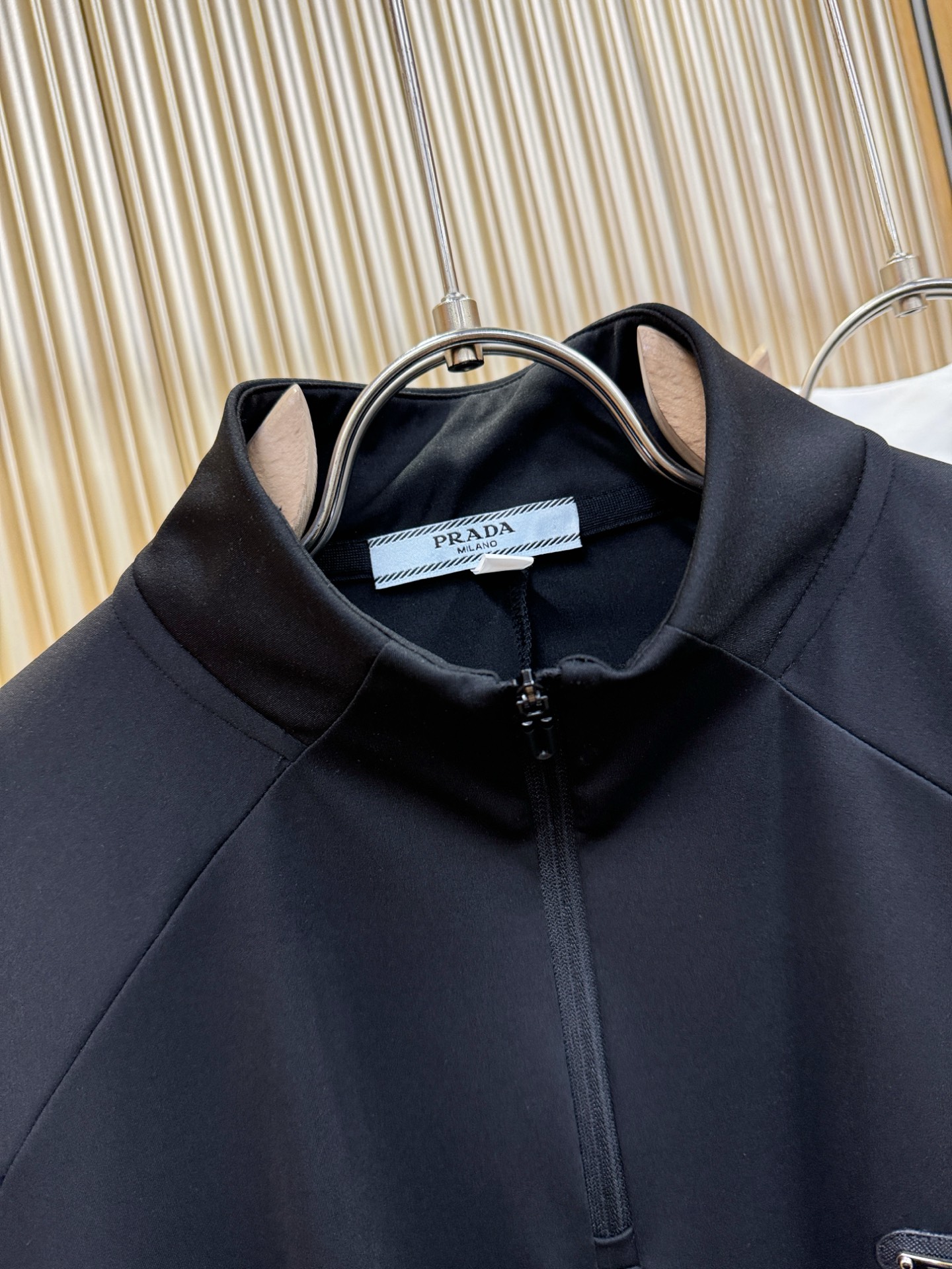 PRADA 普拉达 2025ss秋冬新品 长袖T恤，经典Logo设计，百搭款 官网同步发售 定制面料，柔