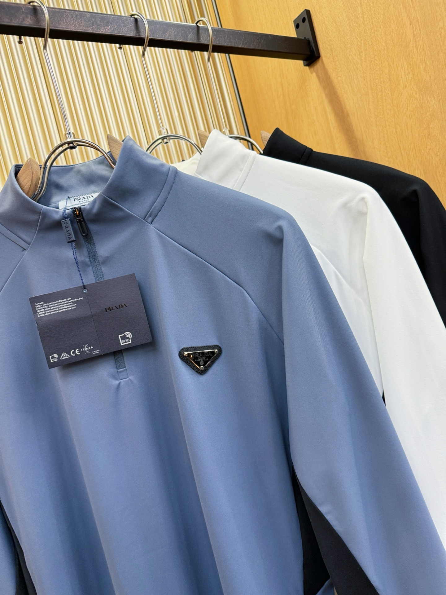 PRADA 普拉达 2025ss秋冬新品 长袖T恤，经典Logo设计，百搭款 官网同步发售 定制面料，柔