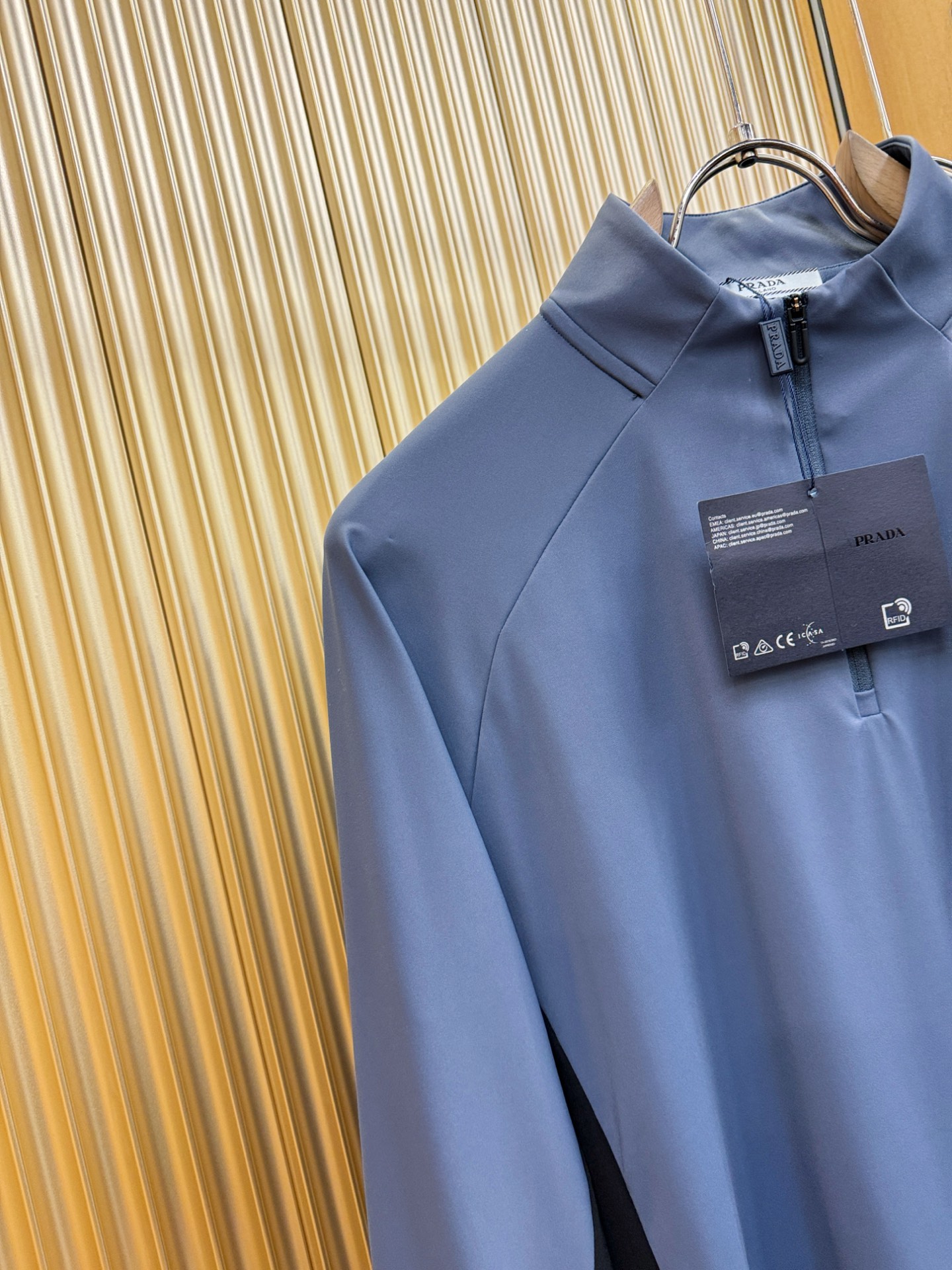 PRADA 普拉达 2025ss秋冬新品 长袖T恤，经典Logo设计，百搭款 官网同步发售 定制面料，柔