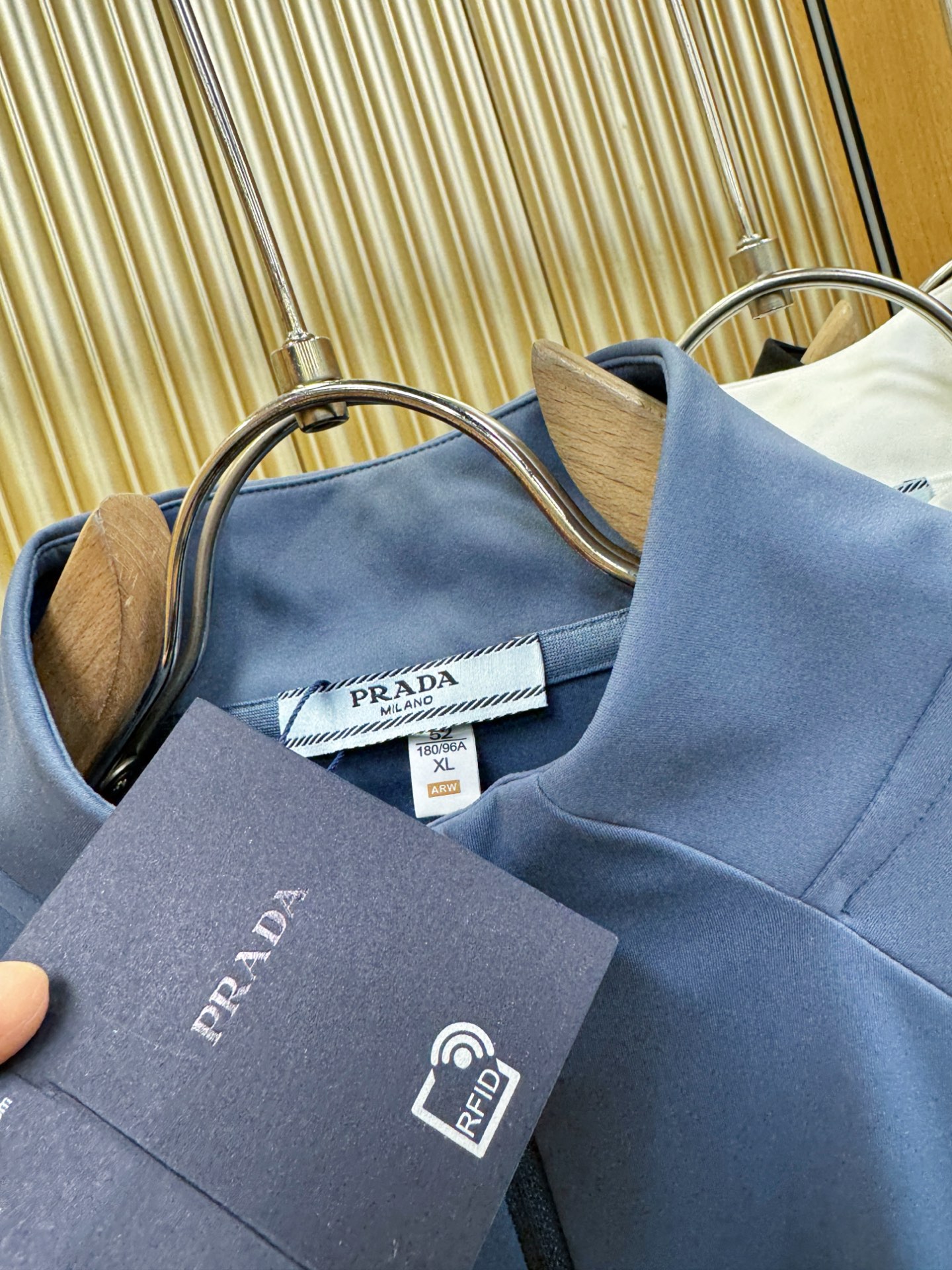 PRADA 普拉达 2025ss秋冬新品 长袖T恤，经典Logo设计，百搭款 官网同步发售 定制面料，柔