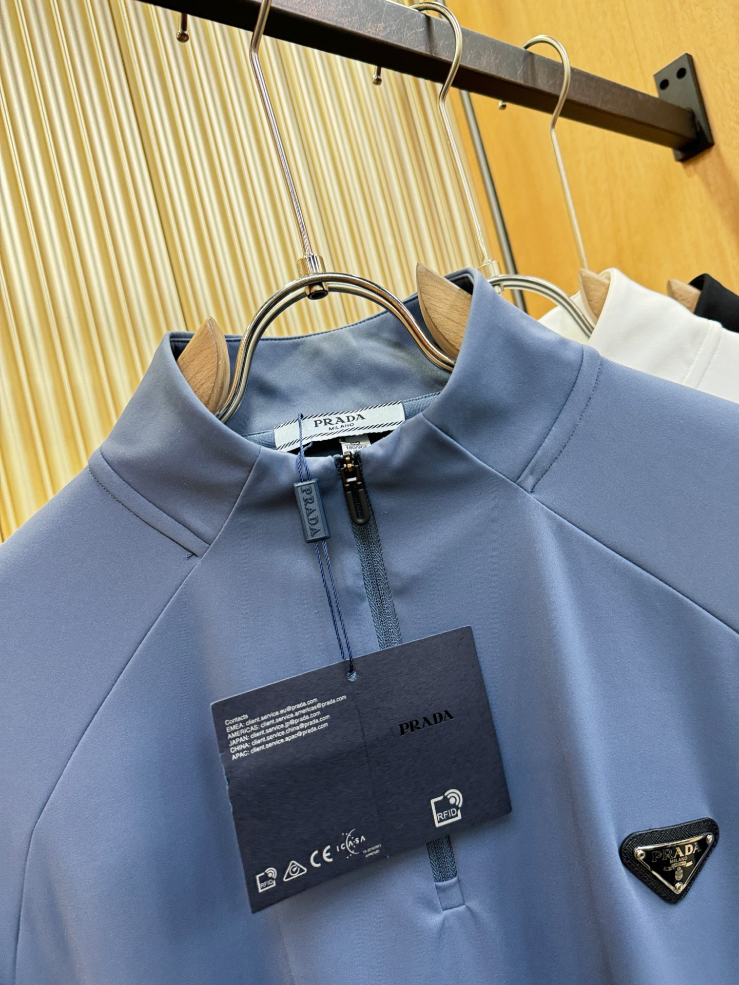 PRADA 普拉达 2025ss秋冬新品 长袖T恤，经典Logo设计，百搭款 官网同步发售 定制面料，柔