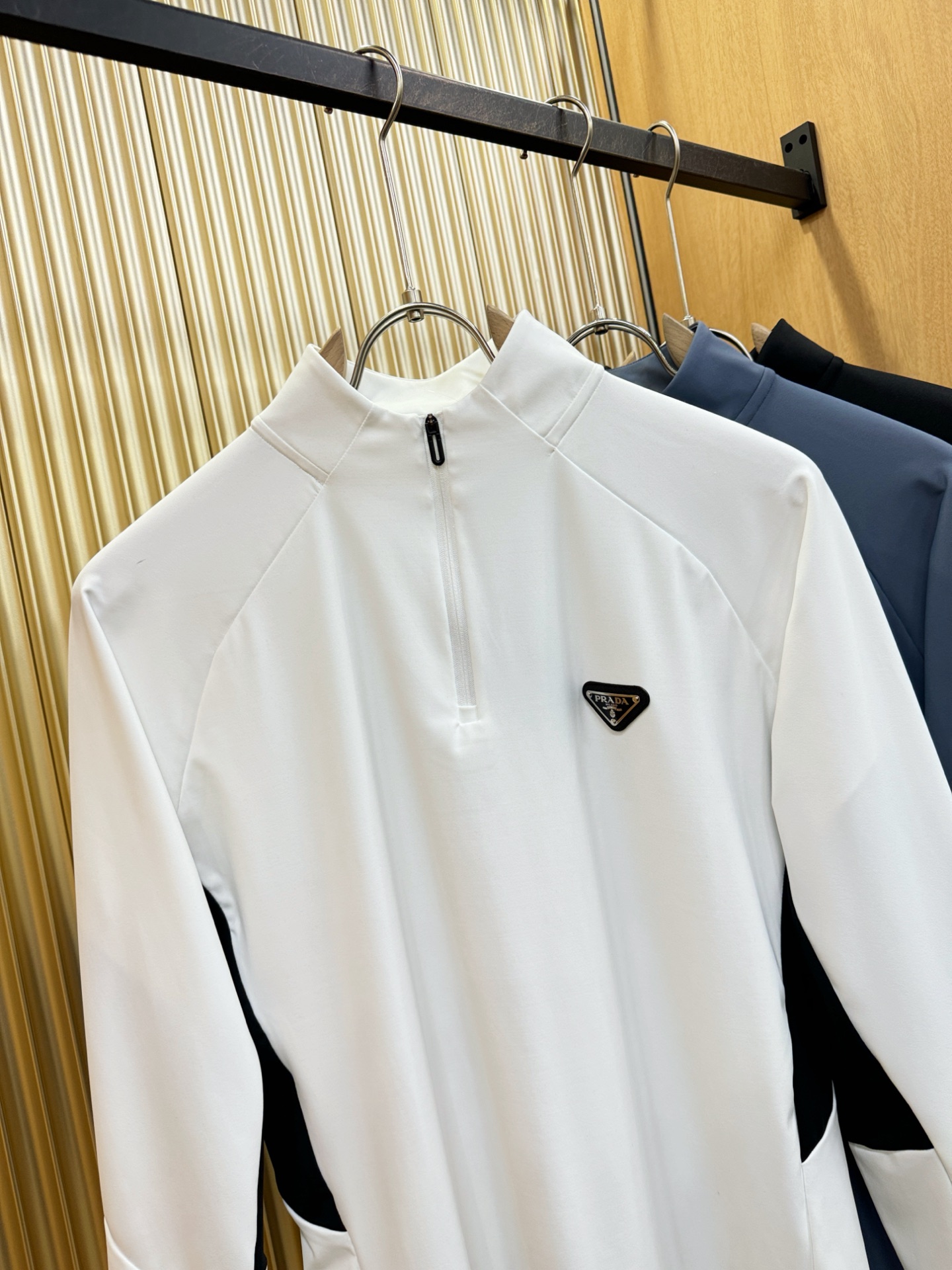 PRADA 普拉达 2025ss秋冬新品 长袖T恤，经典Logo设计，百搭款 官网同步发售 定制面料，柔