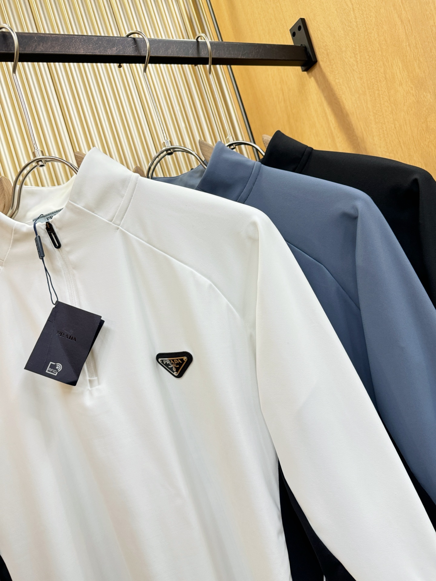 PRADA 普拉达 2025ss秋冬新品 长袖T恤，经典Logo设计，百搭款 官网同步发售 定制面料，柔