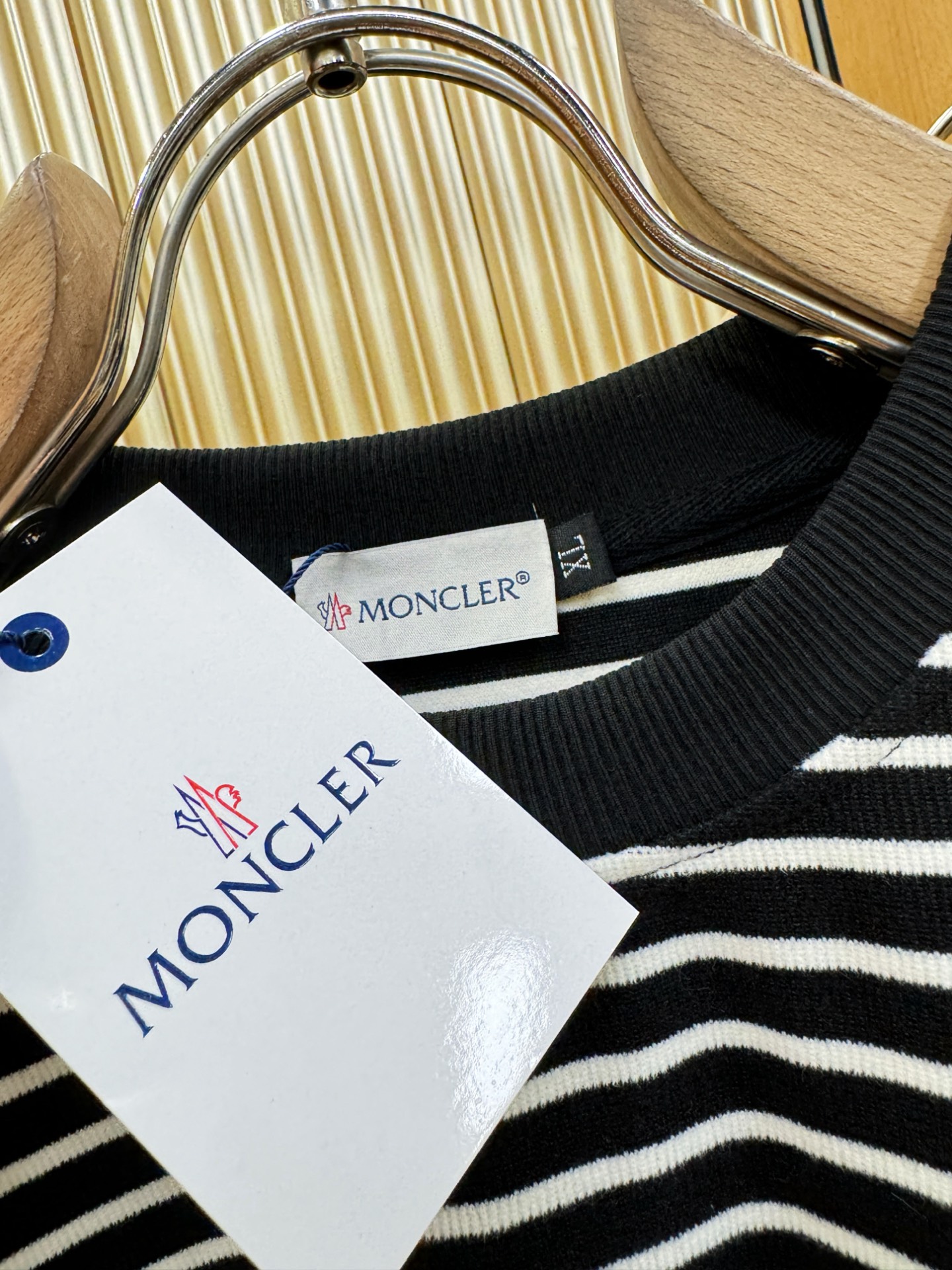 Moncler蒙口 2025ss秋冬新品 长袖T恤，经典Logo设计，百搭款 官网同步发售 定制面料，柔