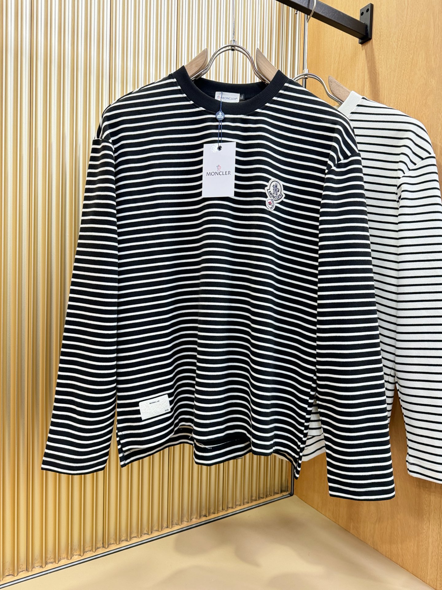 Moncler蒙口 2025ss秋冬新品 长袖T恤，经典Logo设计，百搭款 官网同步发售 定制面料，柔