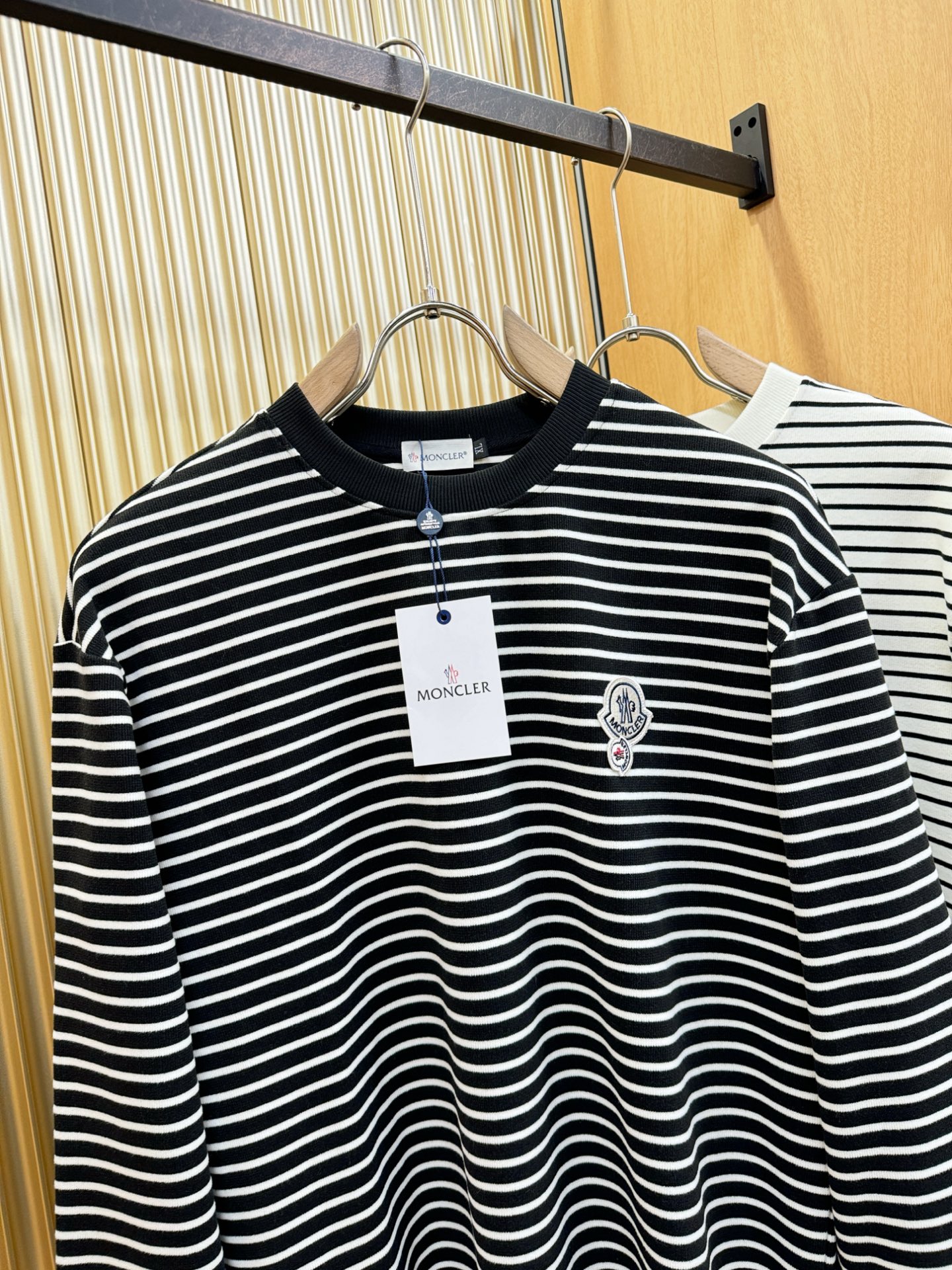 Moncler蒙口 2025ss秋冬新品 长袖T恤，经典Logo设计，百搭款 官网同步发售 定制面料，柔