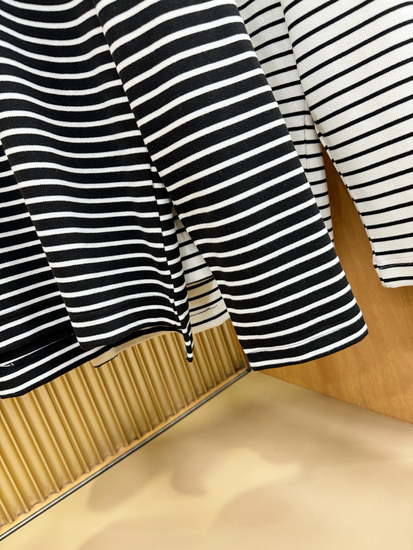 Moncler蒙口 2025ss秋冬新品 长袖T恤，经典Logo设计，百搭款 官网同步发售 定制面料，柔