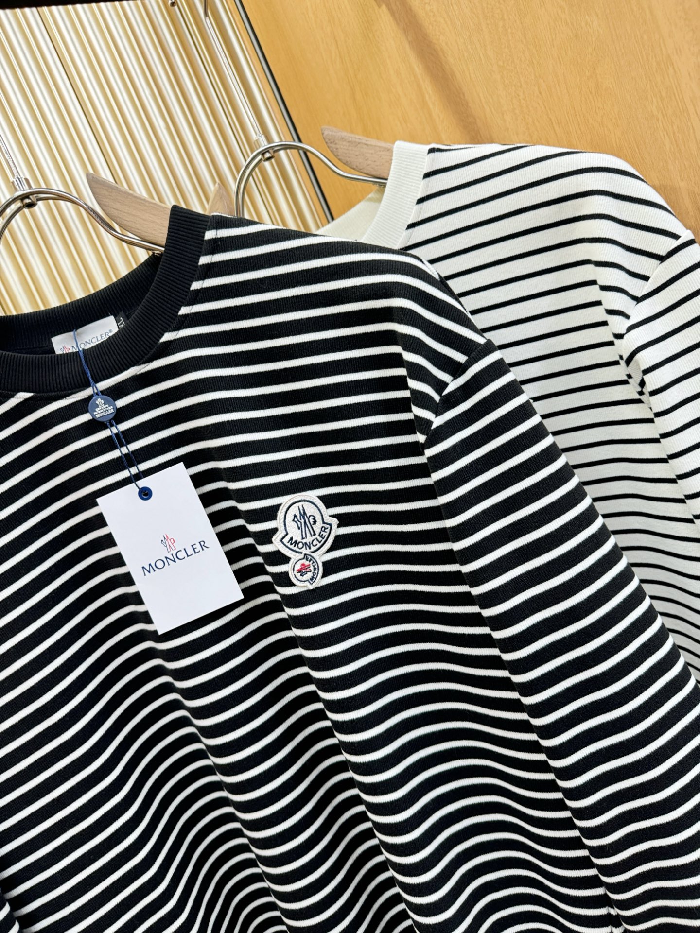 Moncler蒙口 2025ss秋冬新品 长袖T恤，经典Logo设计，百搭款 官网同步发售 定制面料，柔