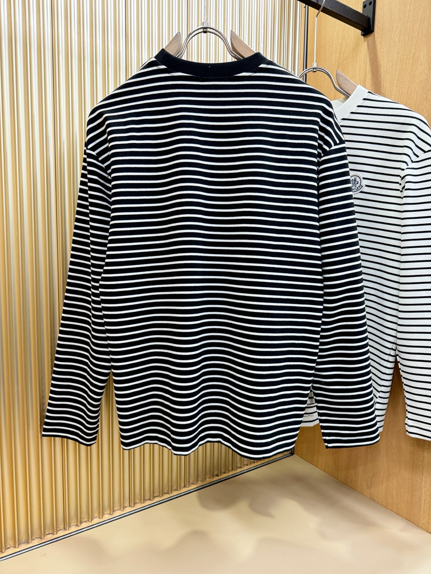 Moncler蒙口 2025ss秋冬新品 长袖T恤，经典Logo设计，百搭款 官网同步发售 定制面料，柔