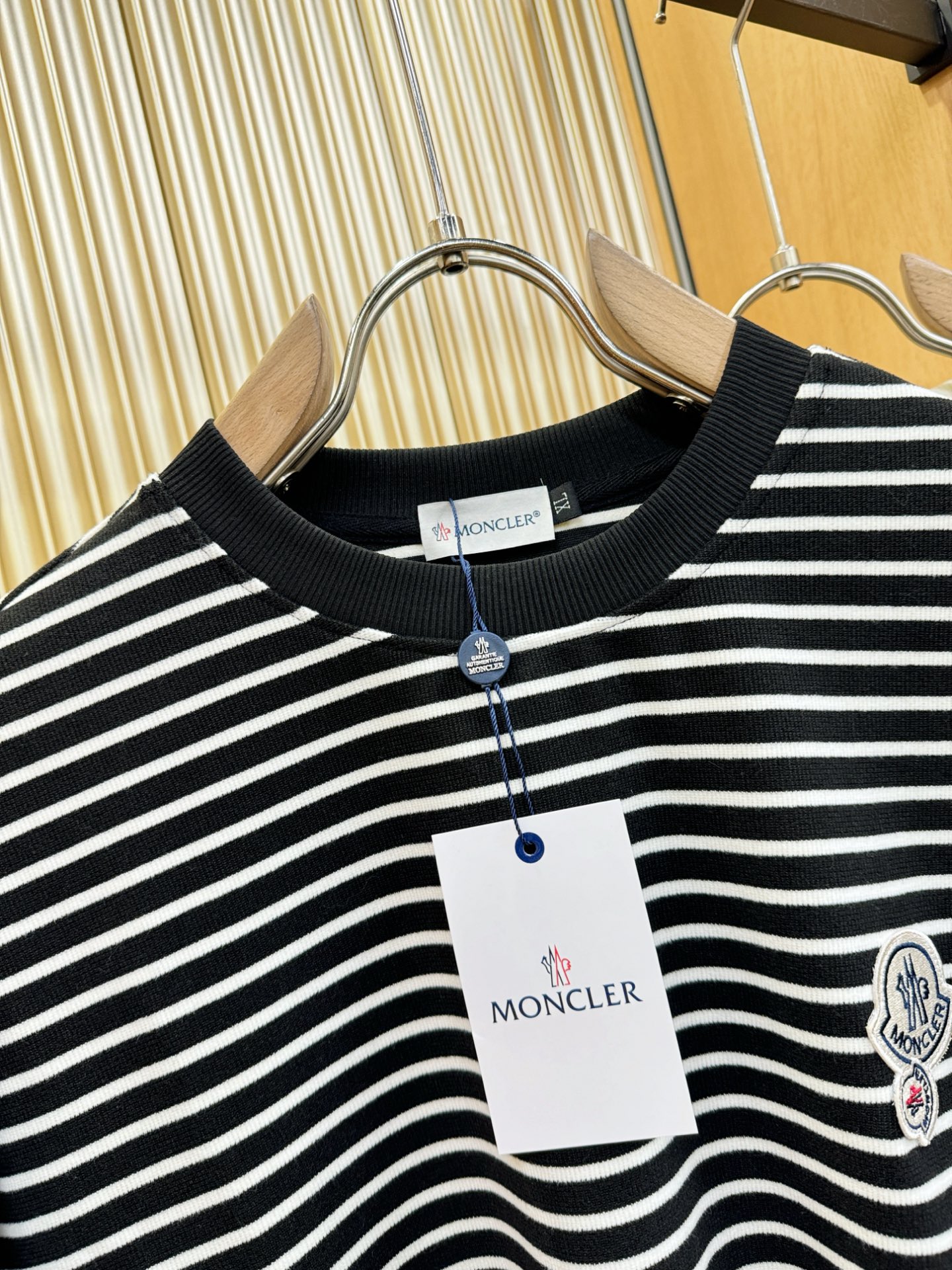 Moncler蒙口 2025ss秋冬新品 长袖T恤，经典Logo设计，百搭款 官网同步发售 定制面料，柔