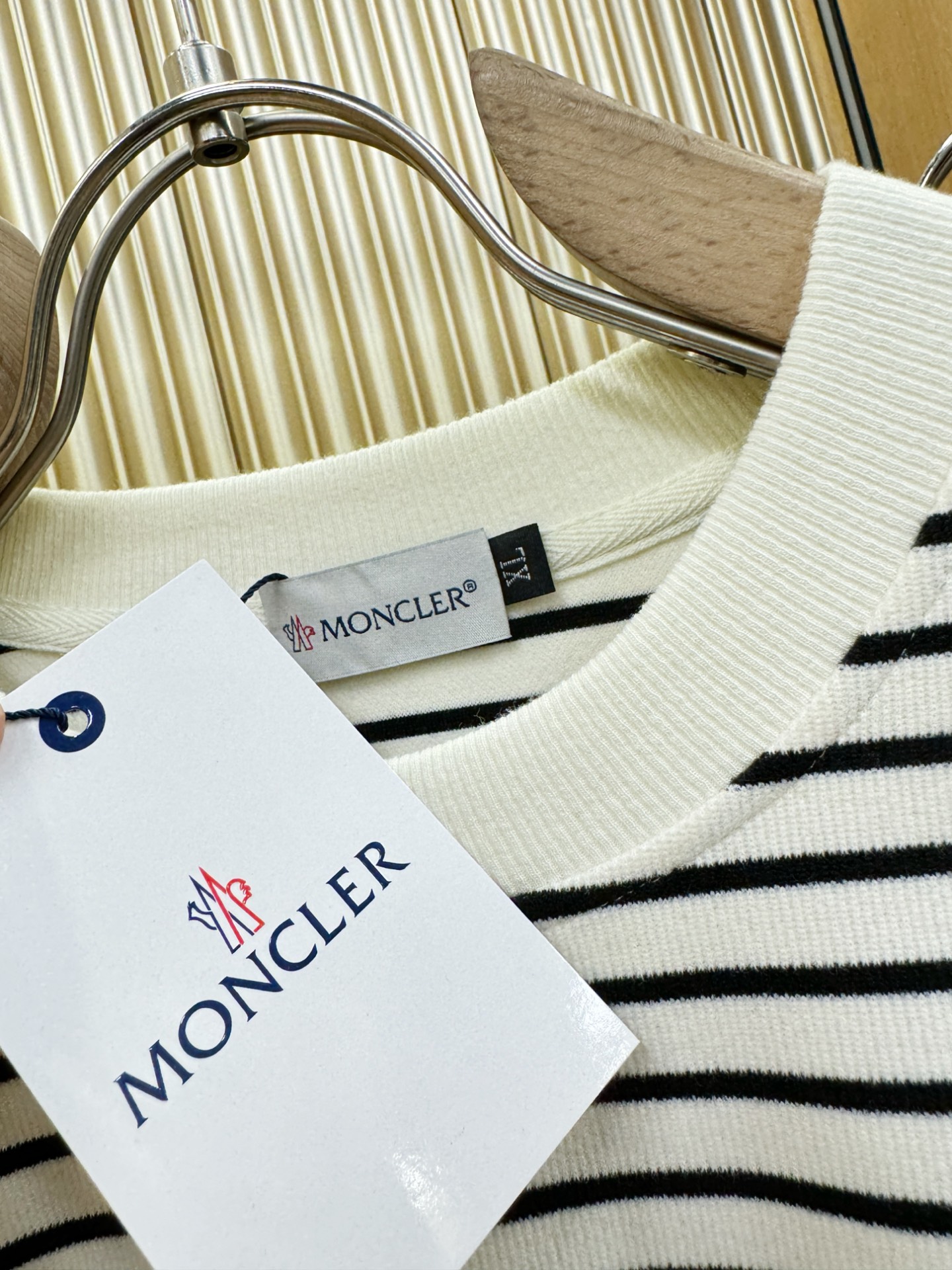 Moncler蒙口 2025ss秋冬新品 长袖T恤，经典Logo设计，百搭款 官网同步发售 定制面料，柔