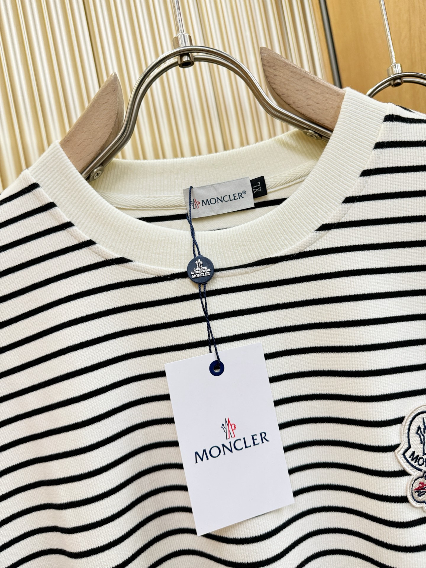 Moncler蒙口 2025ss秋冬新品 长袖T恤，经典Logo设计，百搭款 官网同步发售 定制面料，柔
