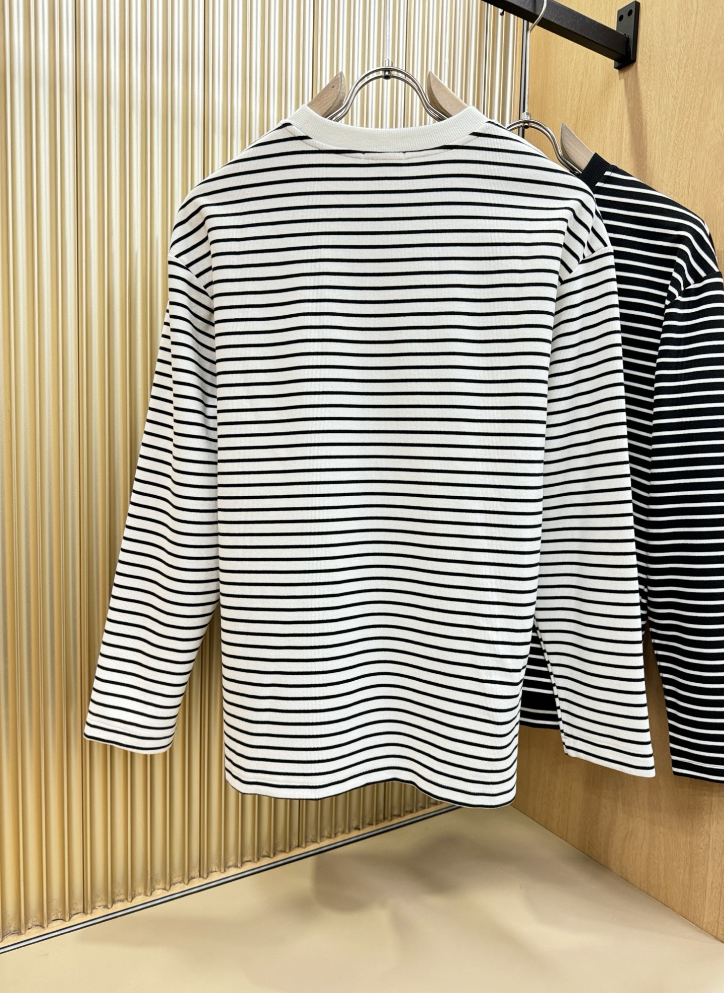Moncler蒙口 2025ss秋冬新品 长袖T恤，经典Logo设计，百搭款 官网同步发售 定制面料，柔