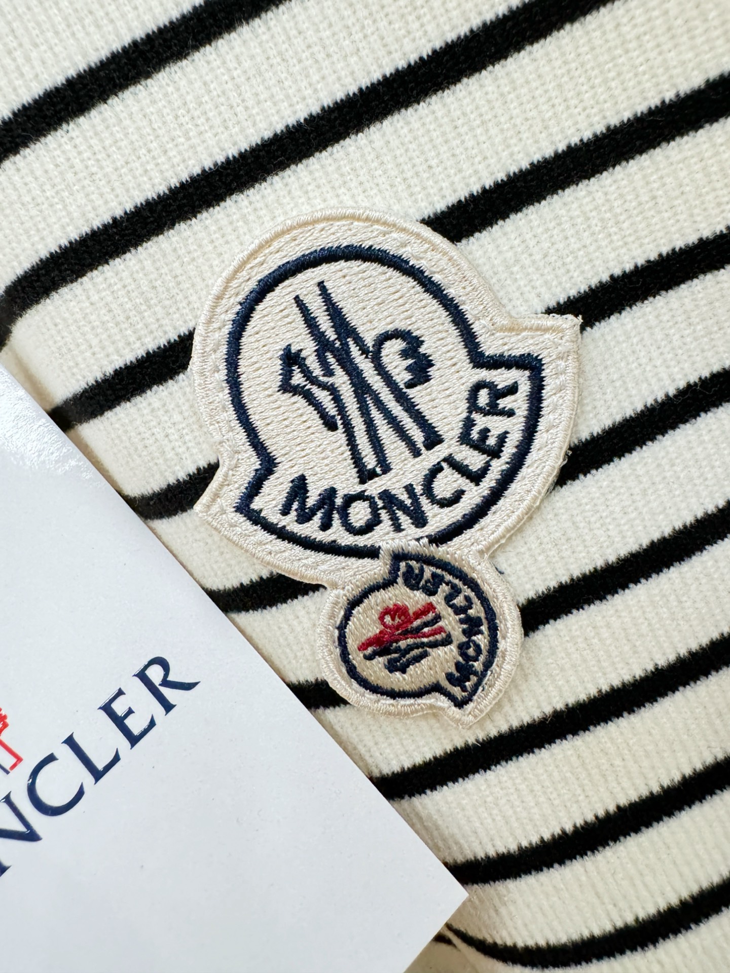 Moncler蒙口 2025ss秋冬新品 长袖T恤，经典Logo设计，百搭款 官网同步发售 定制面料，柔