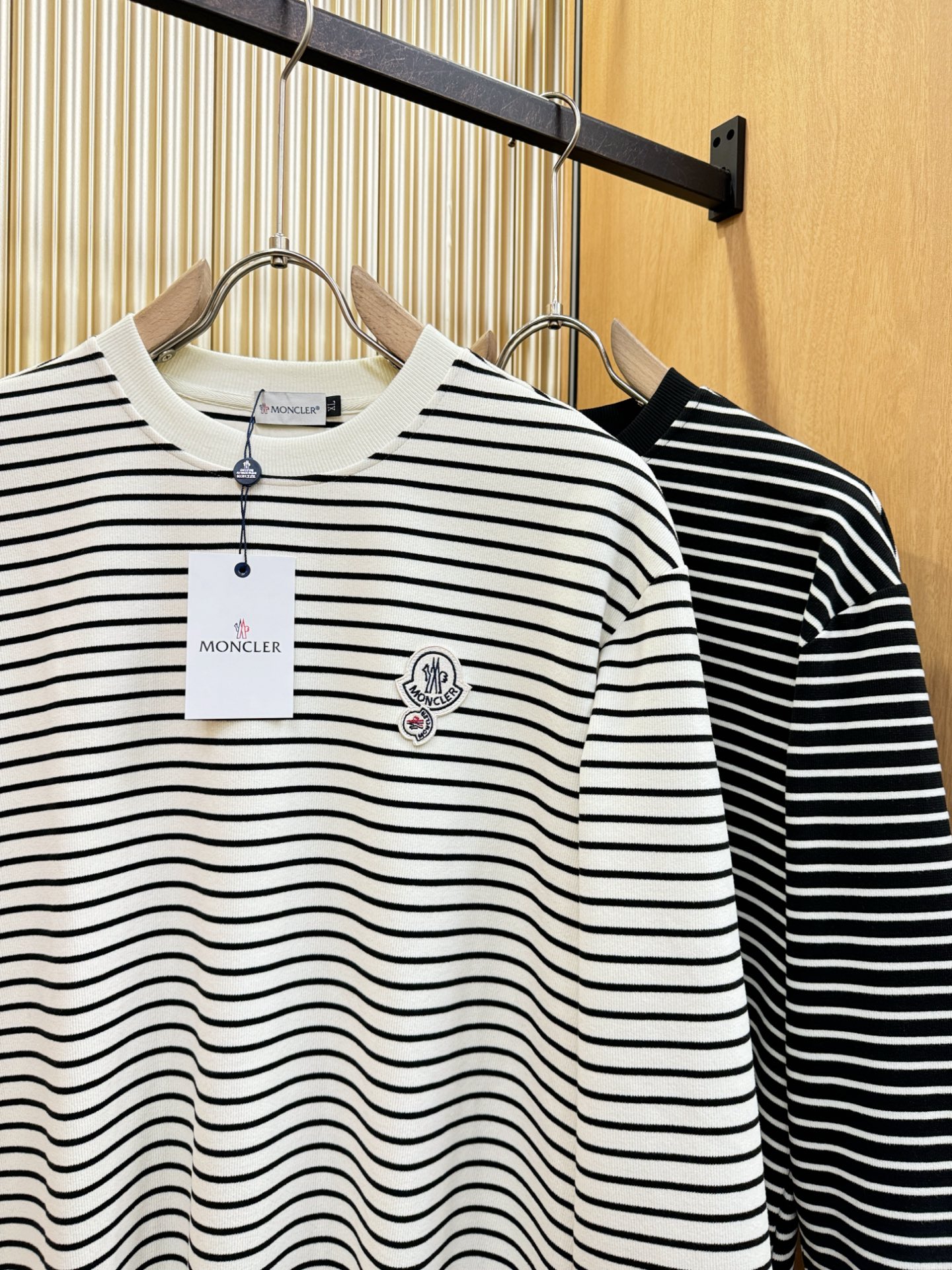 Moncler蒙口 2025ss秋冬新品 长袖T恤，经典Logo设计，百搭款 官网同步发售 定制面料，柔