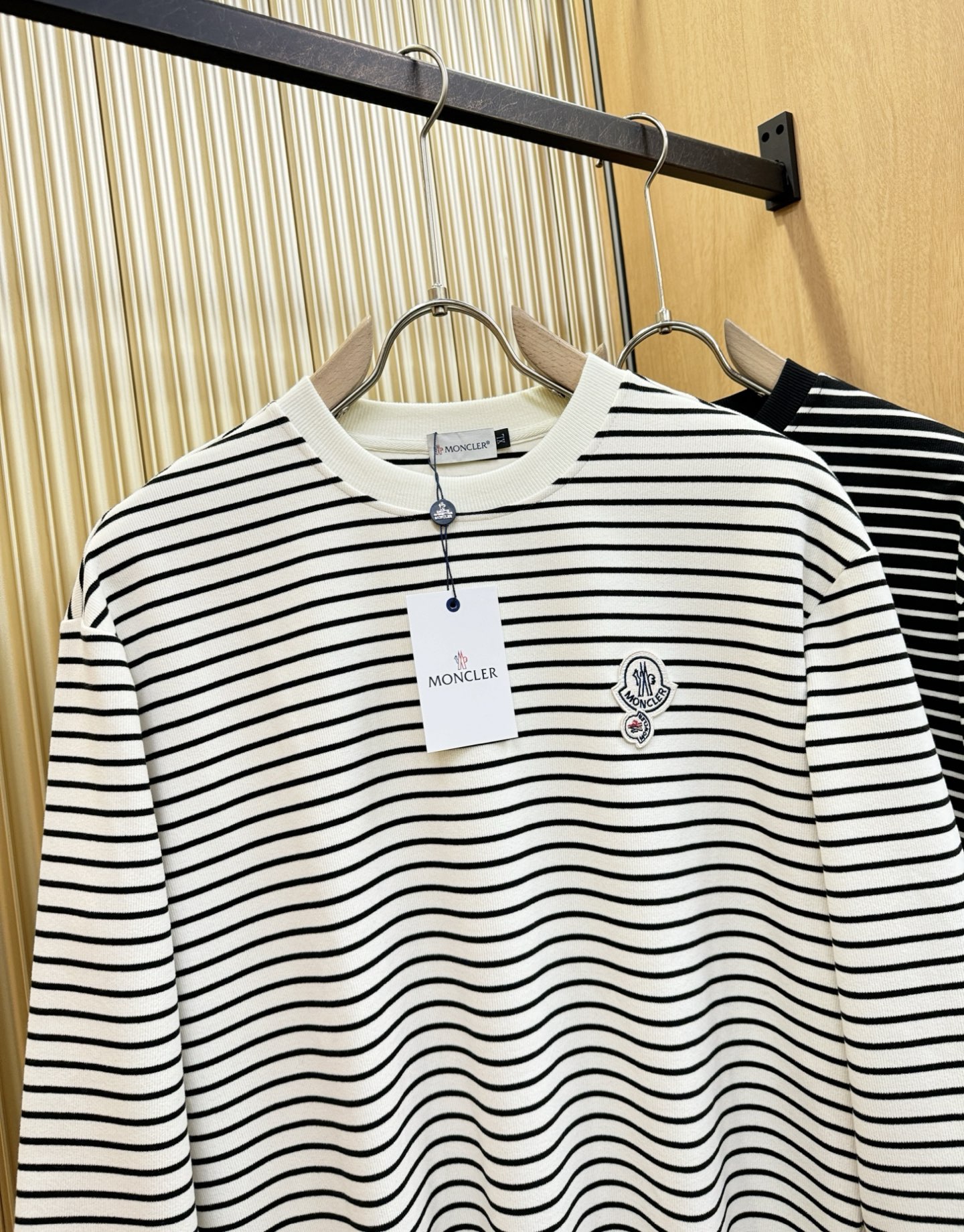 Moncler蒙口 2025ss秋冬新品 长袖T恤，经典Logo设计，百搭款 官网同步发售 定制面料，柔