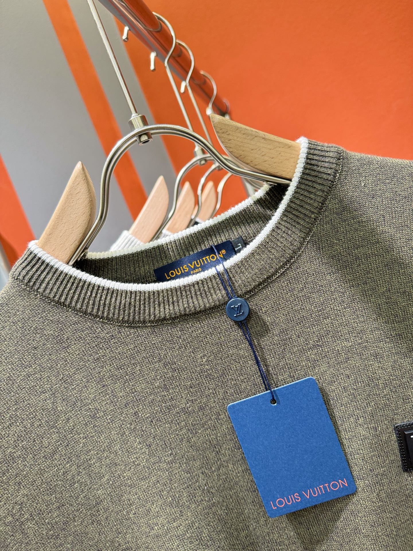 LV路易威登 新款毛衣，胸前logo设计！贸易公司渠道稀出，同步官网发售！秋冬系列经典设计！此款毛衣甄选