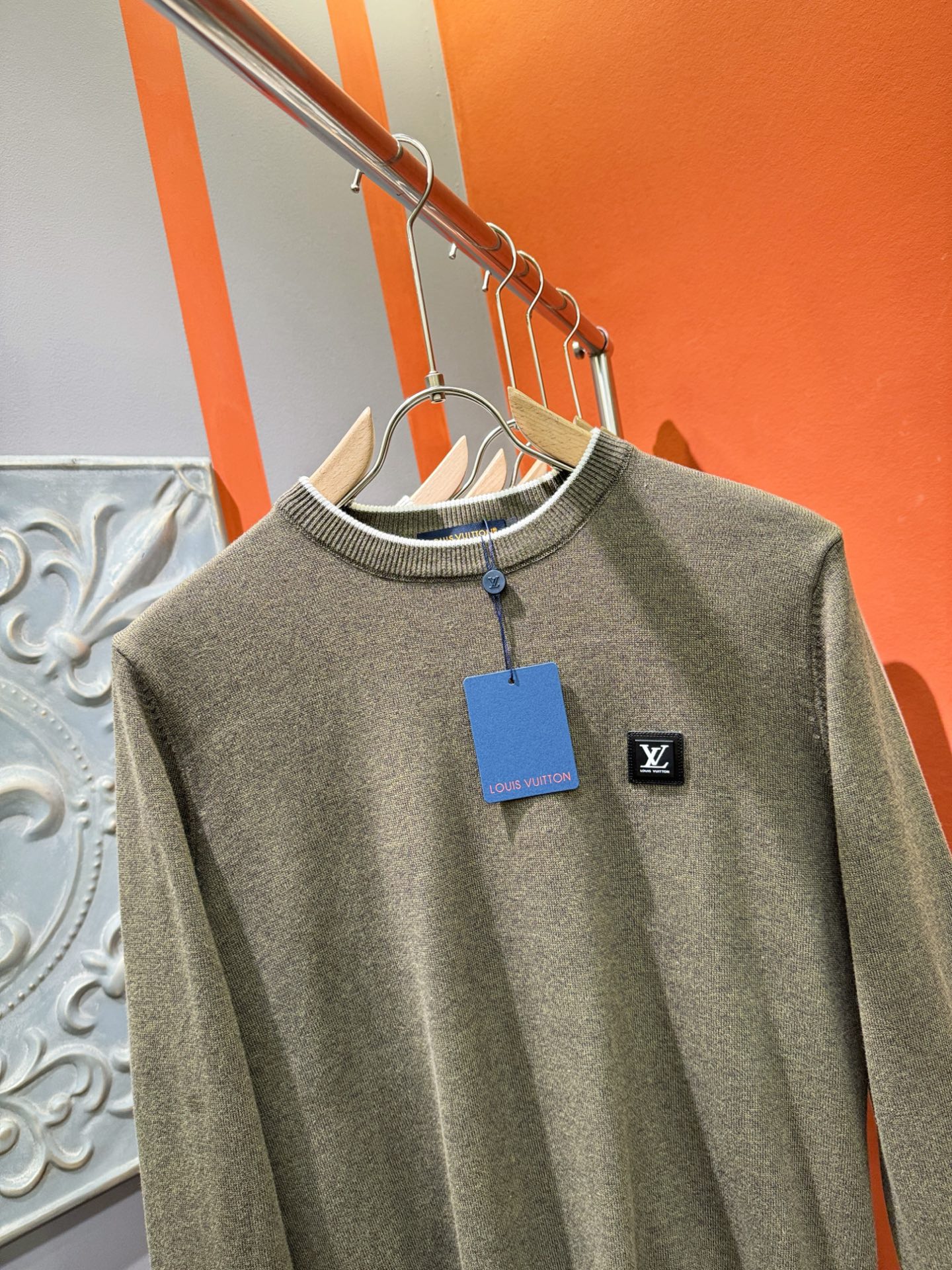 LV路易威登 新款毛衣，胸前logo设计！贸易公司渠道稀出，同步官网发售！秋冬系列经典设计！此款毛衣甄选