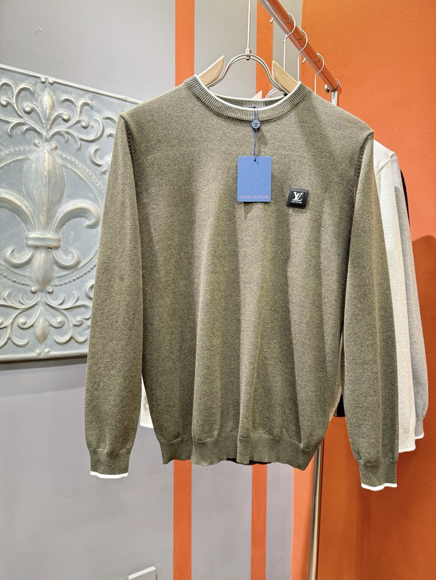 LV路易威登 新款毛衣，胸前logo设计！贸易公司渠道稀出，同步官网发售！秋冬系列经典设计！此款毛衣甄选
