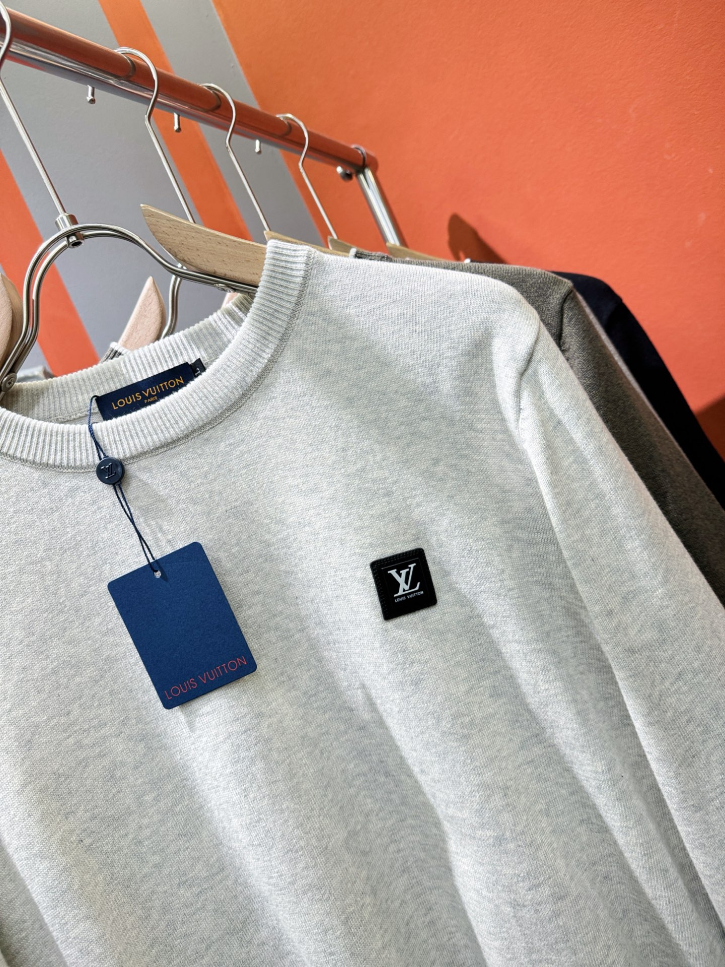 LV路易威登 新款毛衣，胸前logo设计！贸易公司渠道稀出，同步官网发售！秋冬系列经典设计！此款毛衣甄选