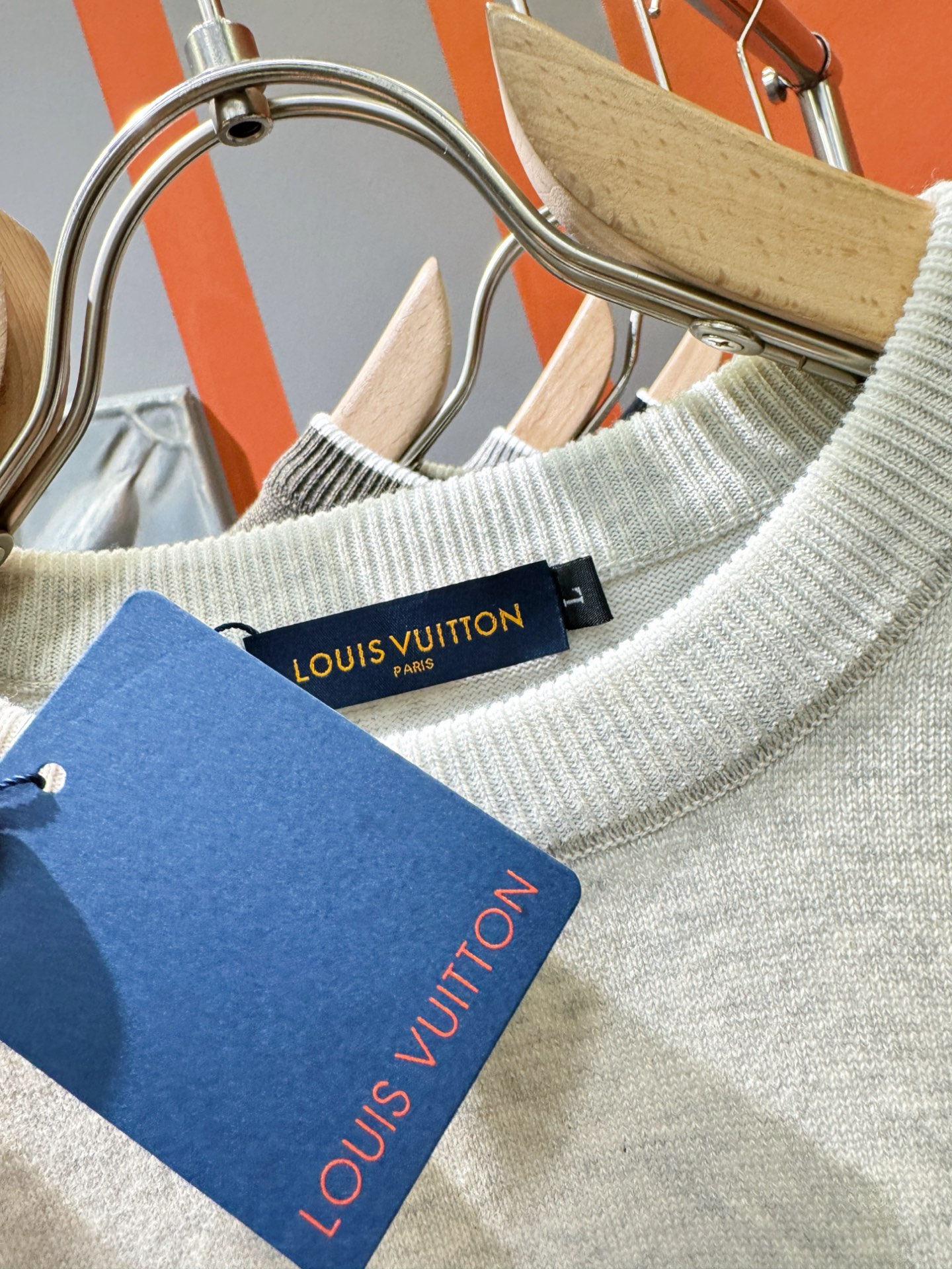 LV路易威登 新款毛衣，胸前logo设计！贸易公司渠道稀出，同步官网发售！秋冬系列经典设计！此款毛衣甄选