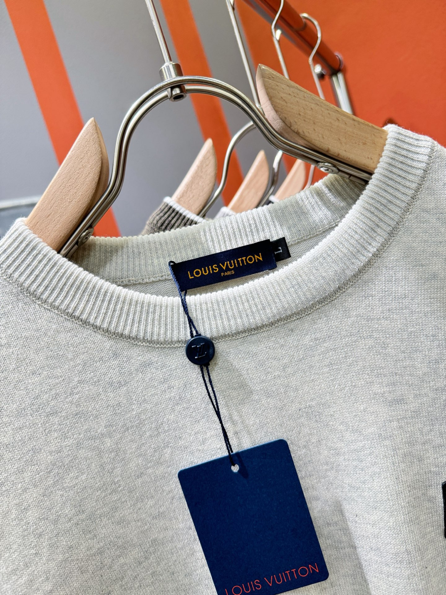 LV路易威登 新款毛衣，胸前logo设计！贸易公司渠道稀出，同步官网发售！秋冬系列经典设计！此款毛衣甄选