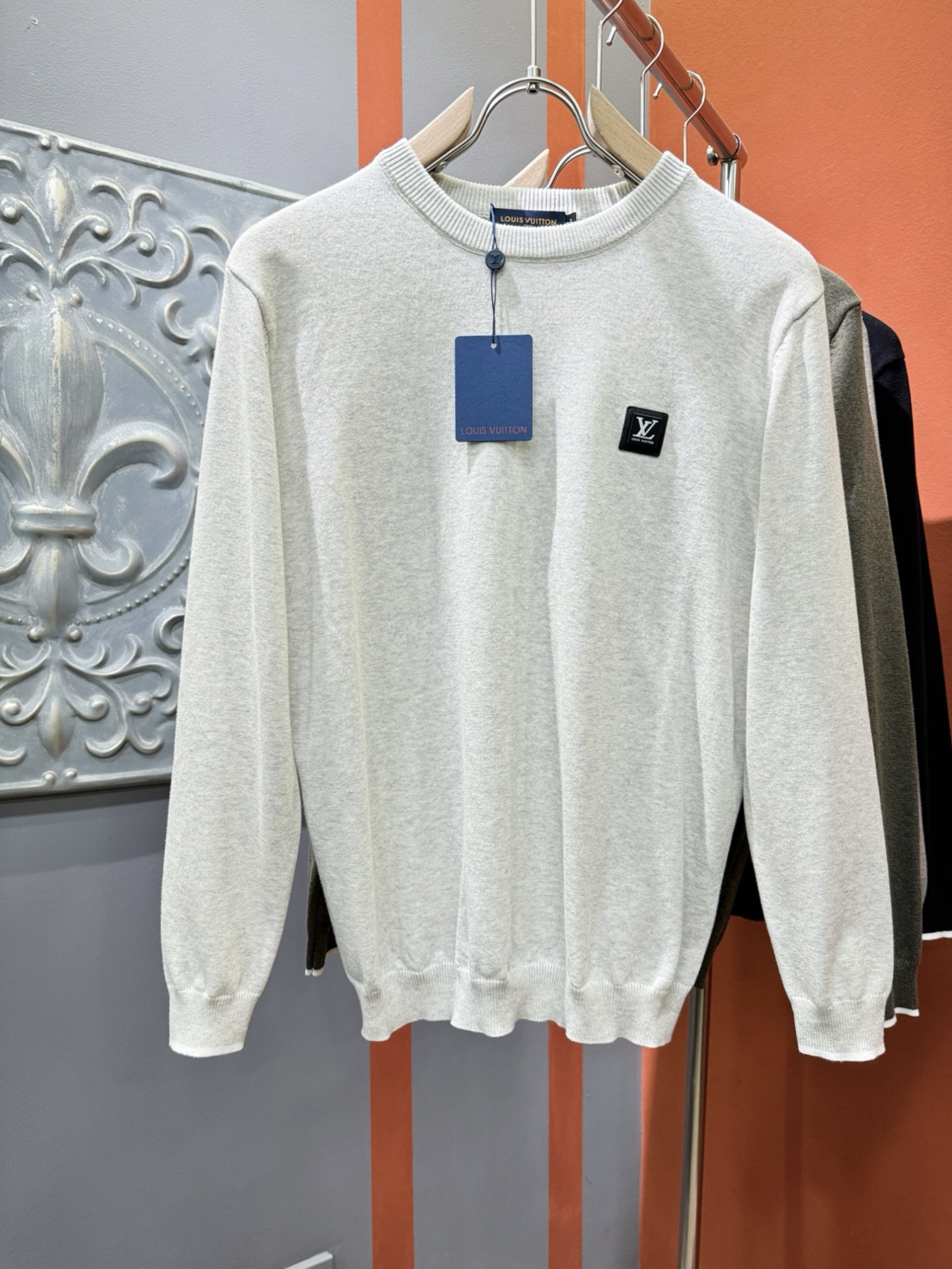 LV路易威登 新款毛衣，胸前logo设计！贸易公司渠道稀出，同步官网发售！秋冬系列经典设计！此款毛衣甄选