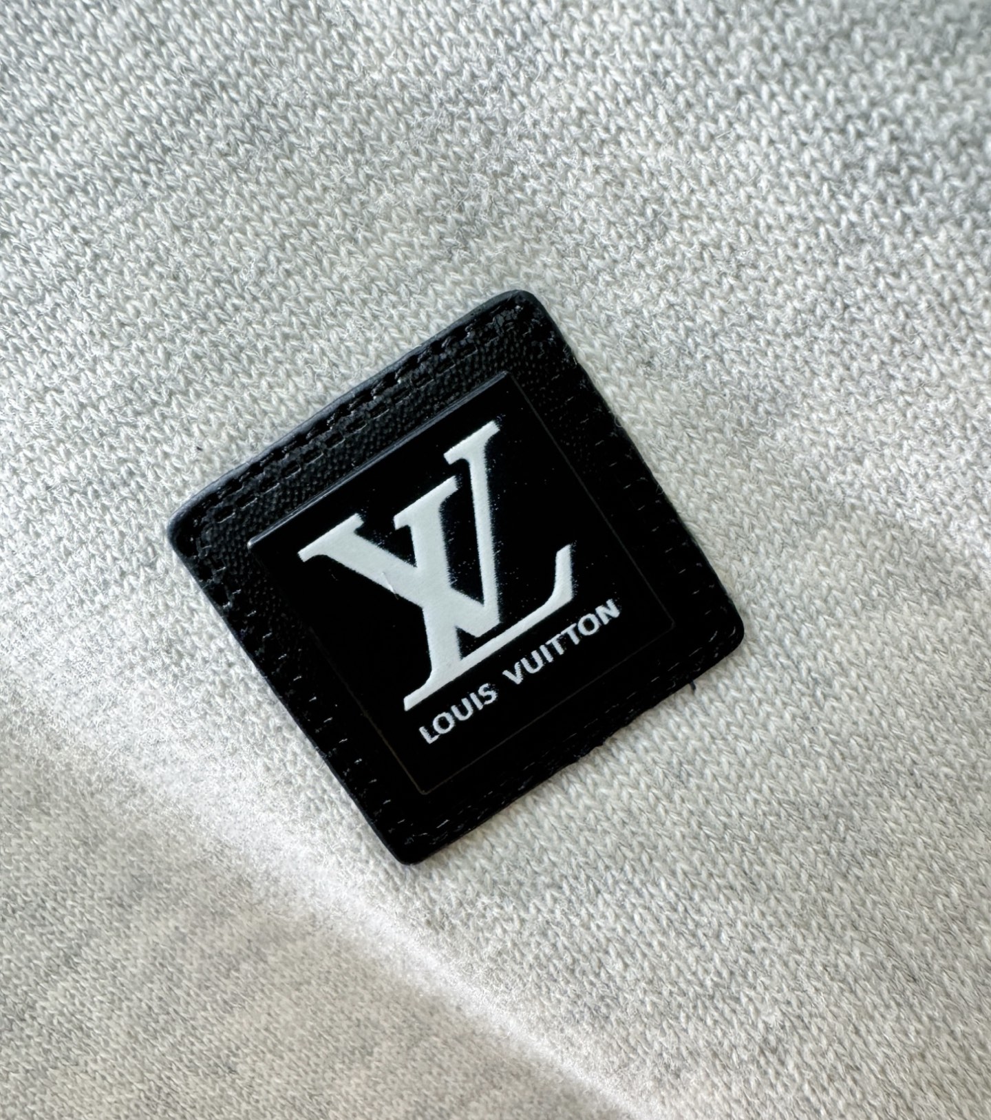 LV路易威登 新款毛衣，胸前logo设计！贸易公司渠道稀出，同步官网发售！秋冬系列经典设计！此款毛衣甄选