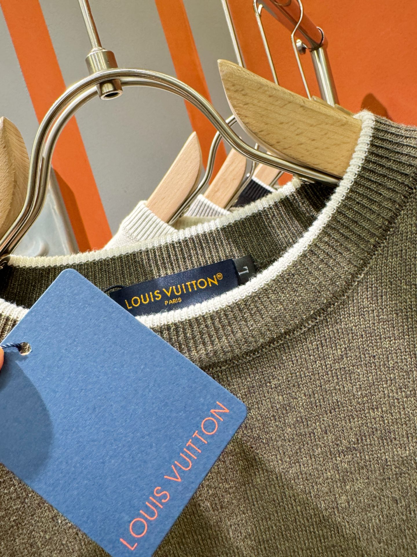 LV路易威登 新款毛衣，胸前logo设计！贸易公司渠道稀出，同步官网发售！秋冬系列经典设计！此款毛衣甄选