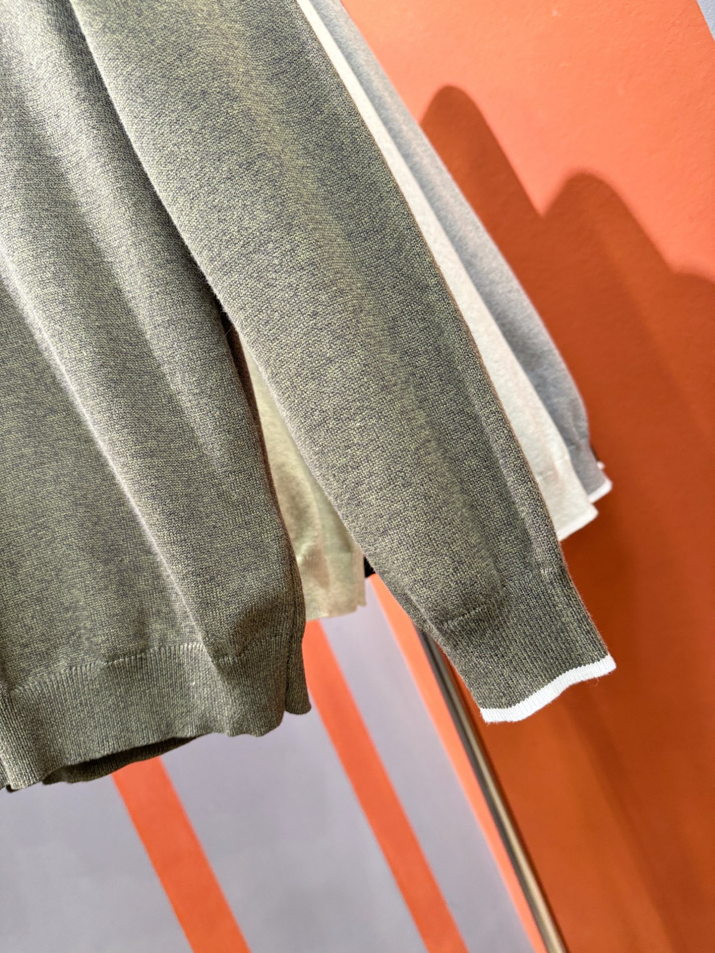 LV路易威登 新款毛衣，胸前logo设计！贸易公司渠道稀出，同步官网发售！秋冬系列经典设计！此款毛衣甄选