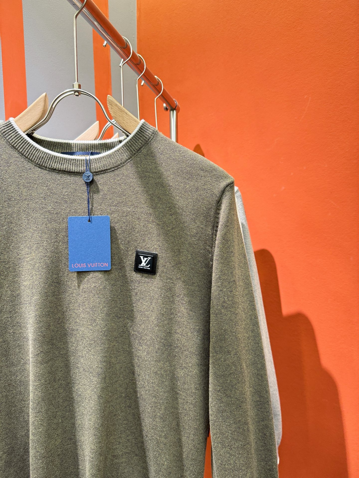 LV路易威登 新款毛衣，胸前logo设计！贸易公司渠道稀出，同步官网发售！秋冬系列经典设计！此款毛衣甄选