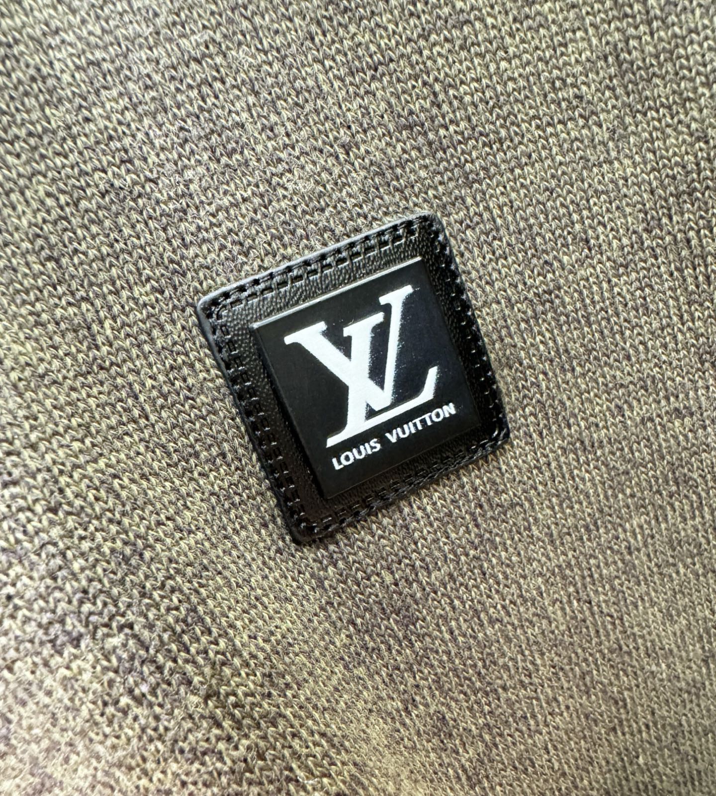 LV路易威登 新款毛衣，胸前logo设计！贸易公司渠道稀出，同步官网发售！秋冬系列经典设计！此款毛衣甄选