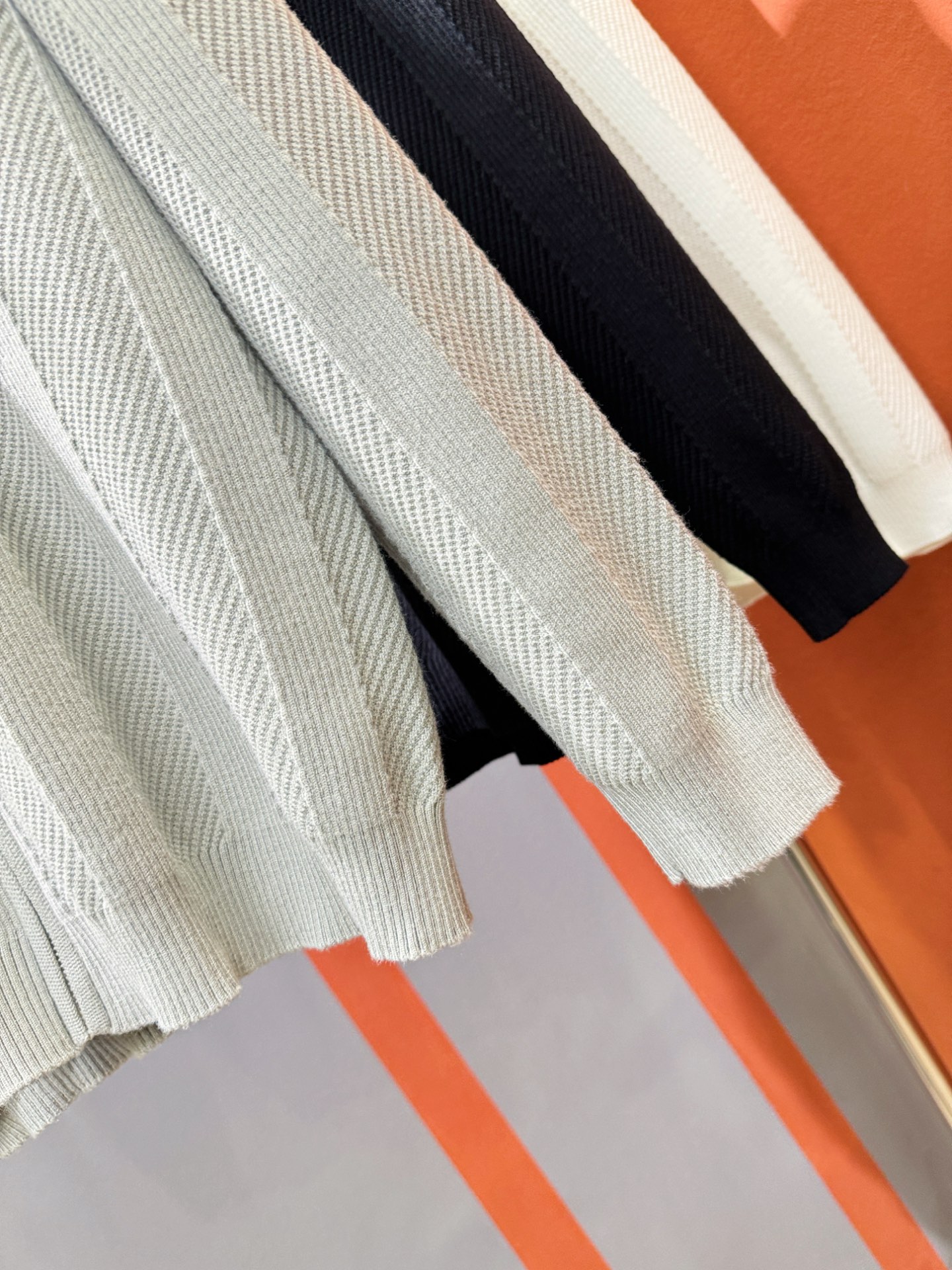 LV路易威登 新款拉链毛衣开衫，手感柔软。 logo图案设计，贸易公司渠道稀出，同步官网发售！秋冬系列经