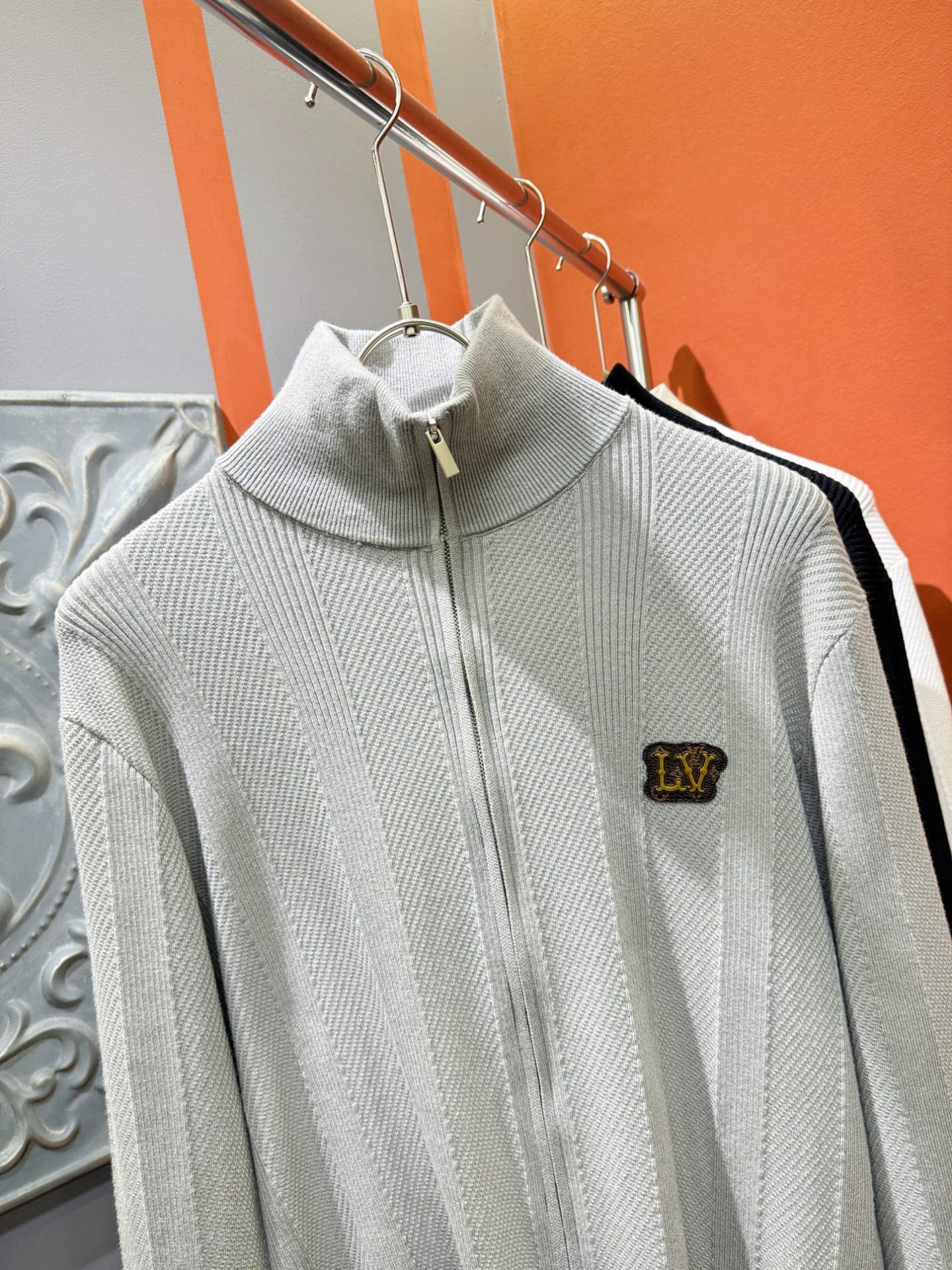 LV路易威登 新款拉链毛衣开衫，手感柔软。 logo图案设计，贸易公司渠道稀出，同步官网发售！秋冬系列经