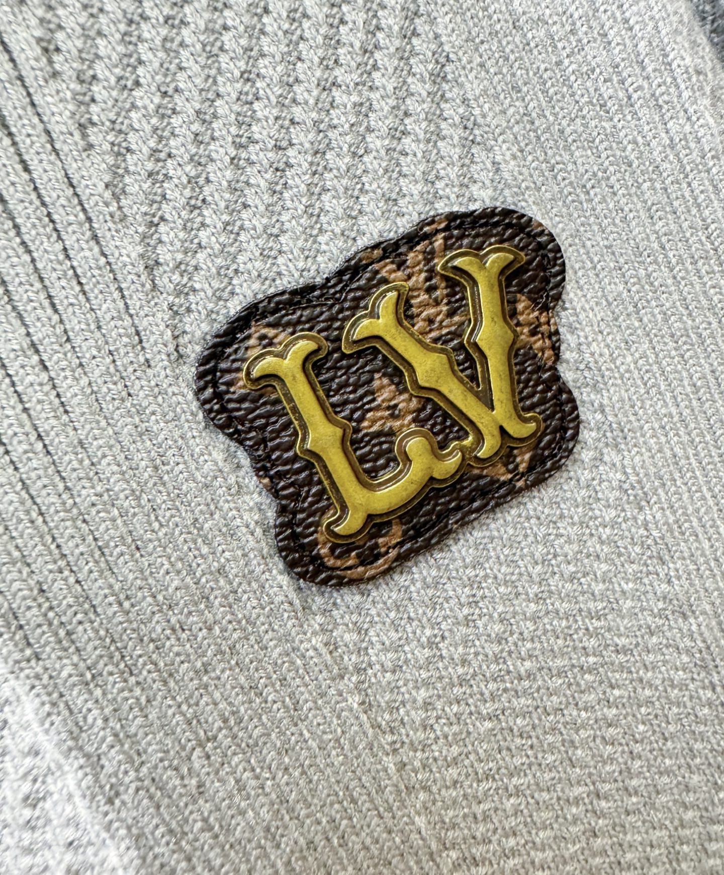 LV路易威登 新款拉链毛衣开衫，手感柔软。 logo图案设计，贸易公司渠道稀出，同步官网发售！秋冬系列经