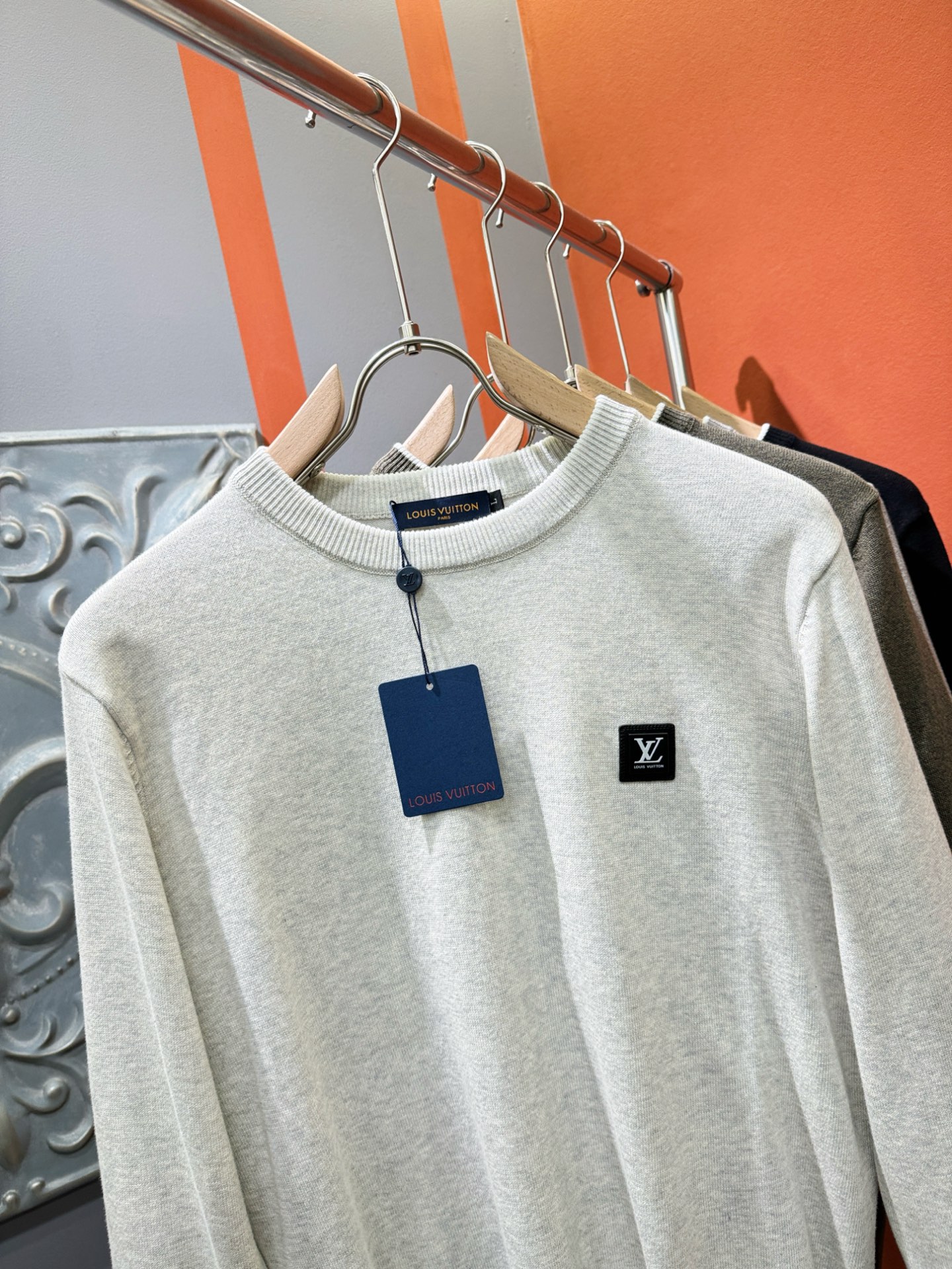 LV路易威登 新款毛衣，胸前logo设计！贸易公司渠道稀出，同步官网发售！秋冬系列经典设计！此款毛衣甄选