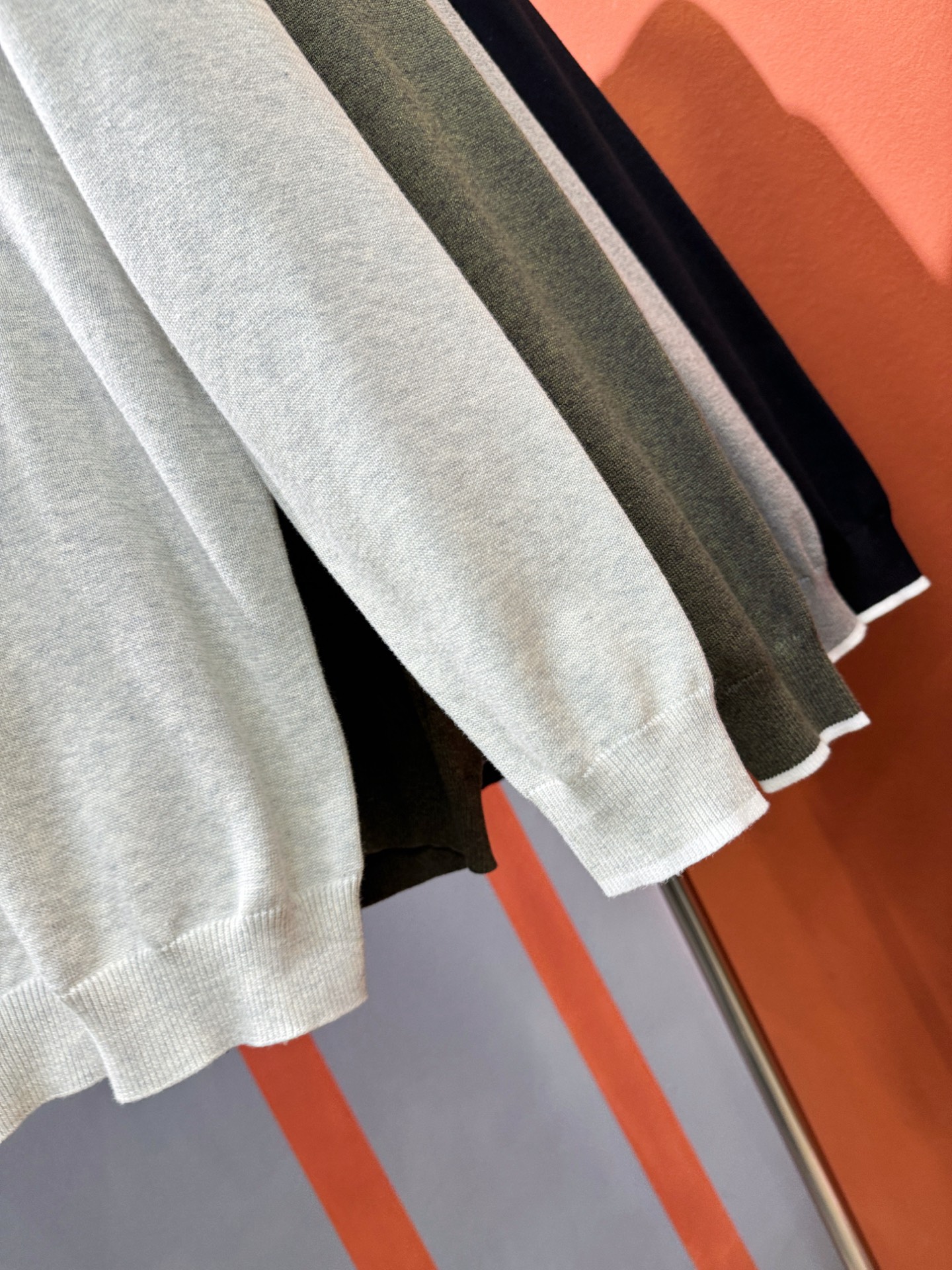 LV路易威登 新款毛衣，胸前logo设计！贸易公司渠道稀出，同步官网发售！秋冬系列经典设计！此款毛衣甄选