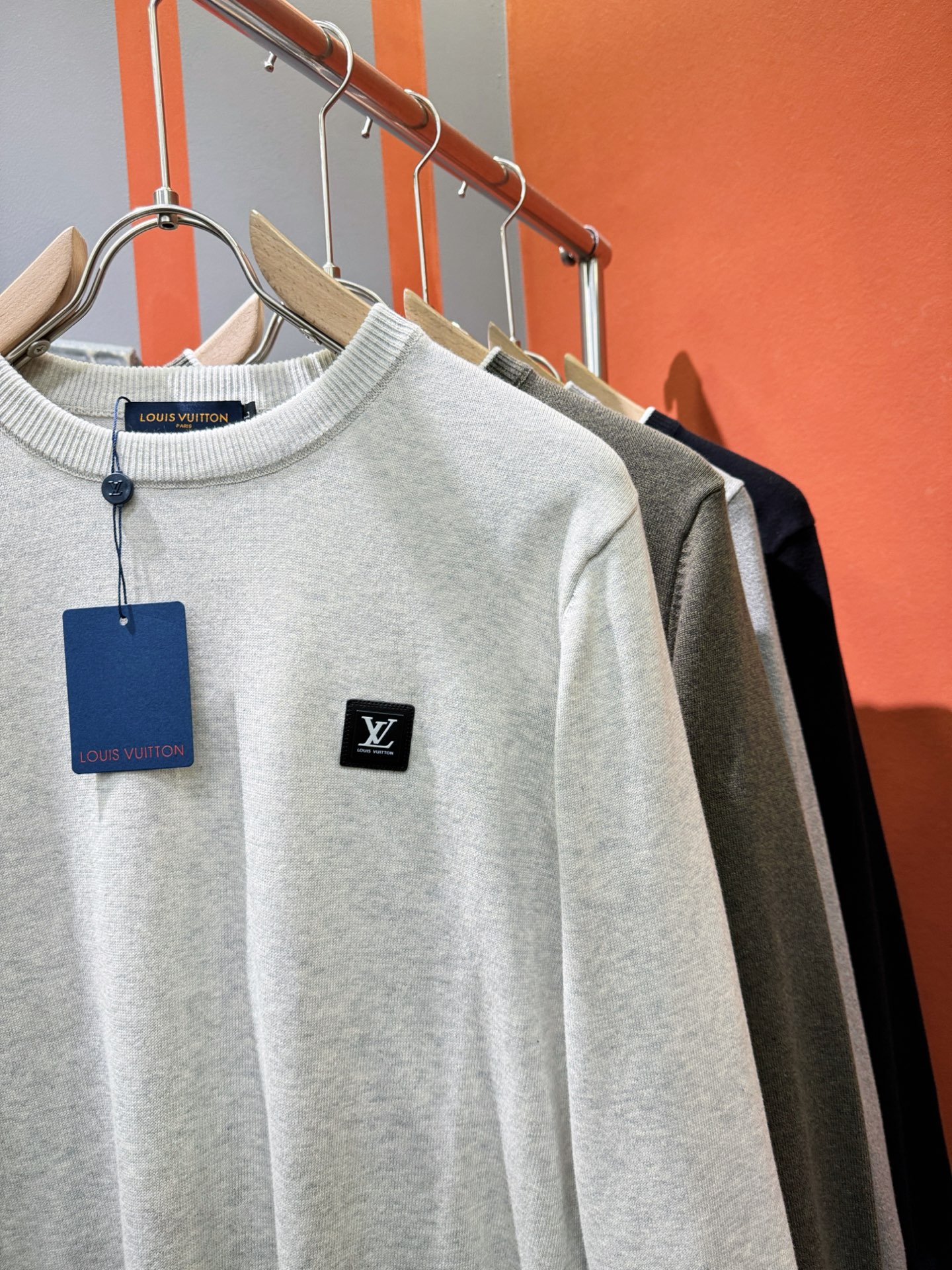 LV路易威登 新款毛衣，胸前logo设计！贸易公司渠道稀出，同步官网发售！秋冬系列经典设计！此款毛衣甄选