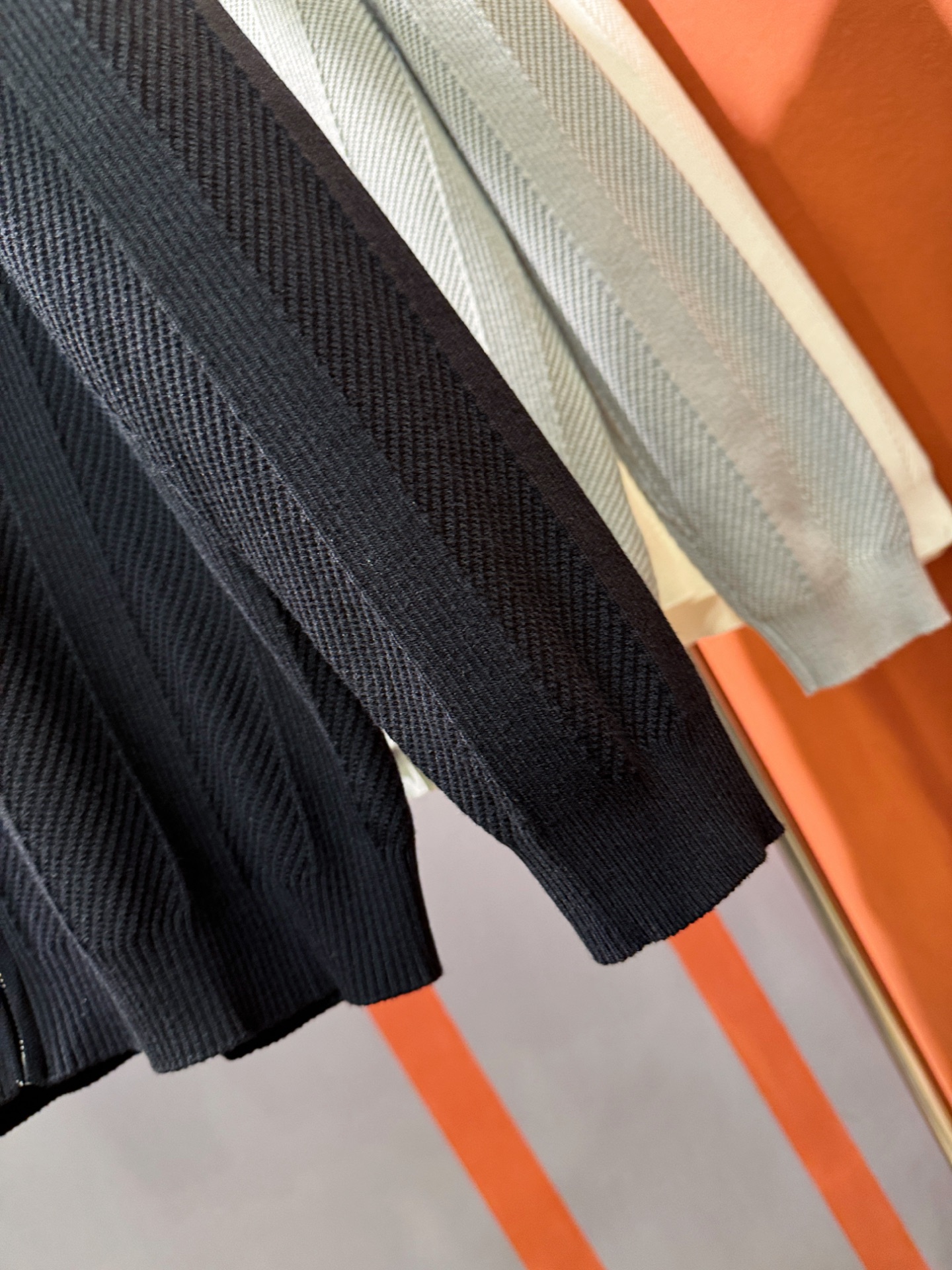 LV路易威登 新款拉链毛衣开衫，手感柔软。 logo图案设计，贸易公司渠道稀出，同步官网发售！秋冬系列经