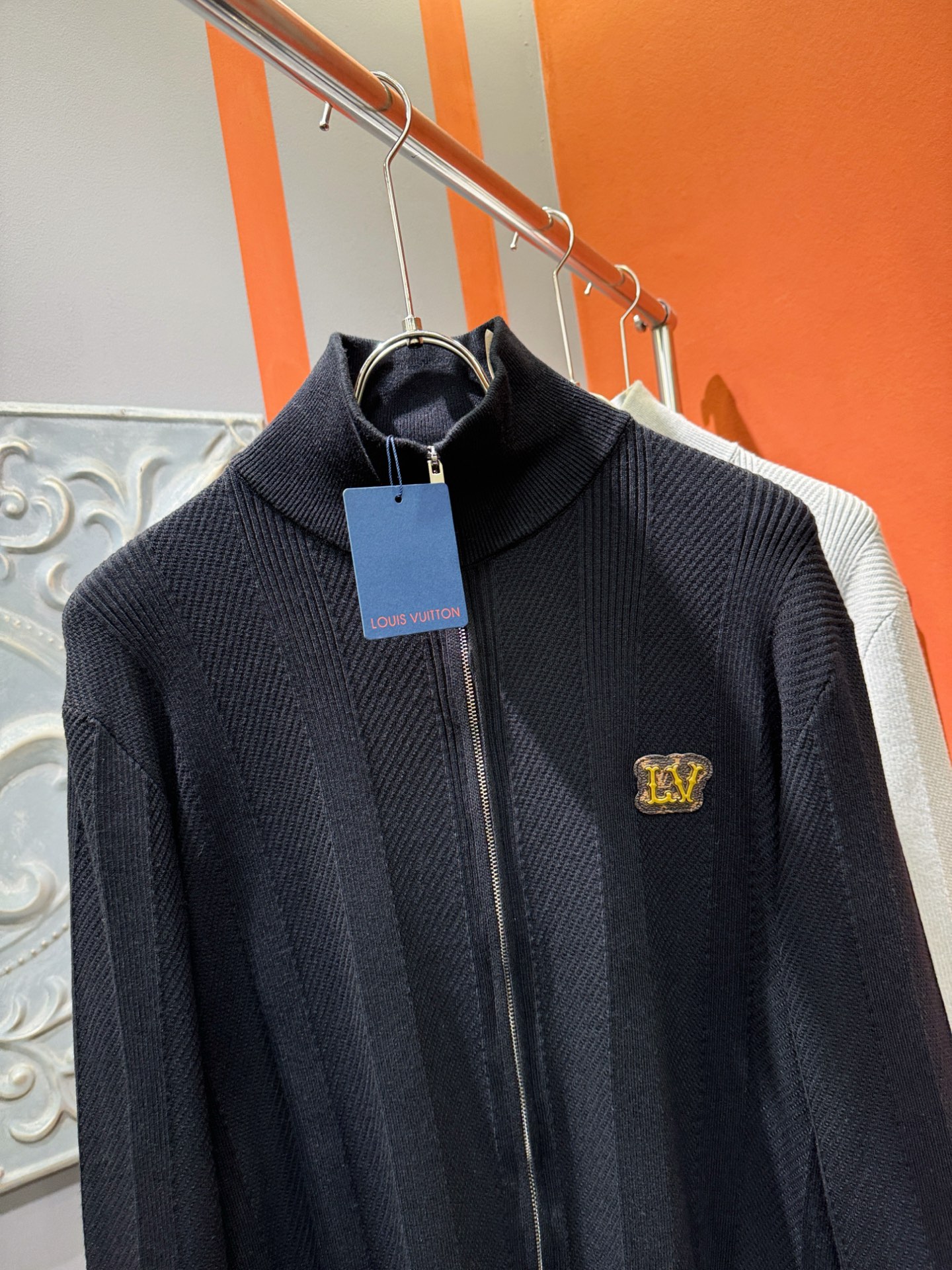 LV路易威登 新款拉链毛衣开衫，手感柔软。 logo图案设计，贸易公司渠道稀出，同步官网发售！秋冬系列经