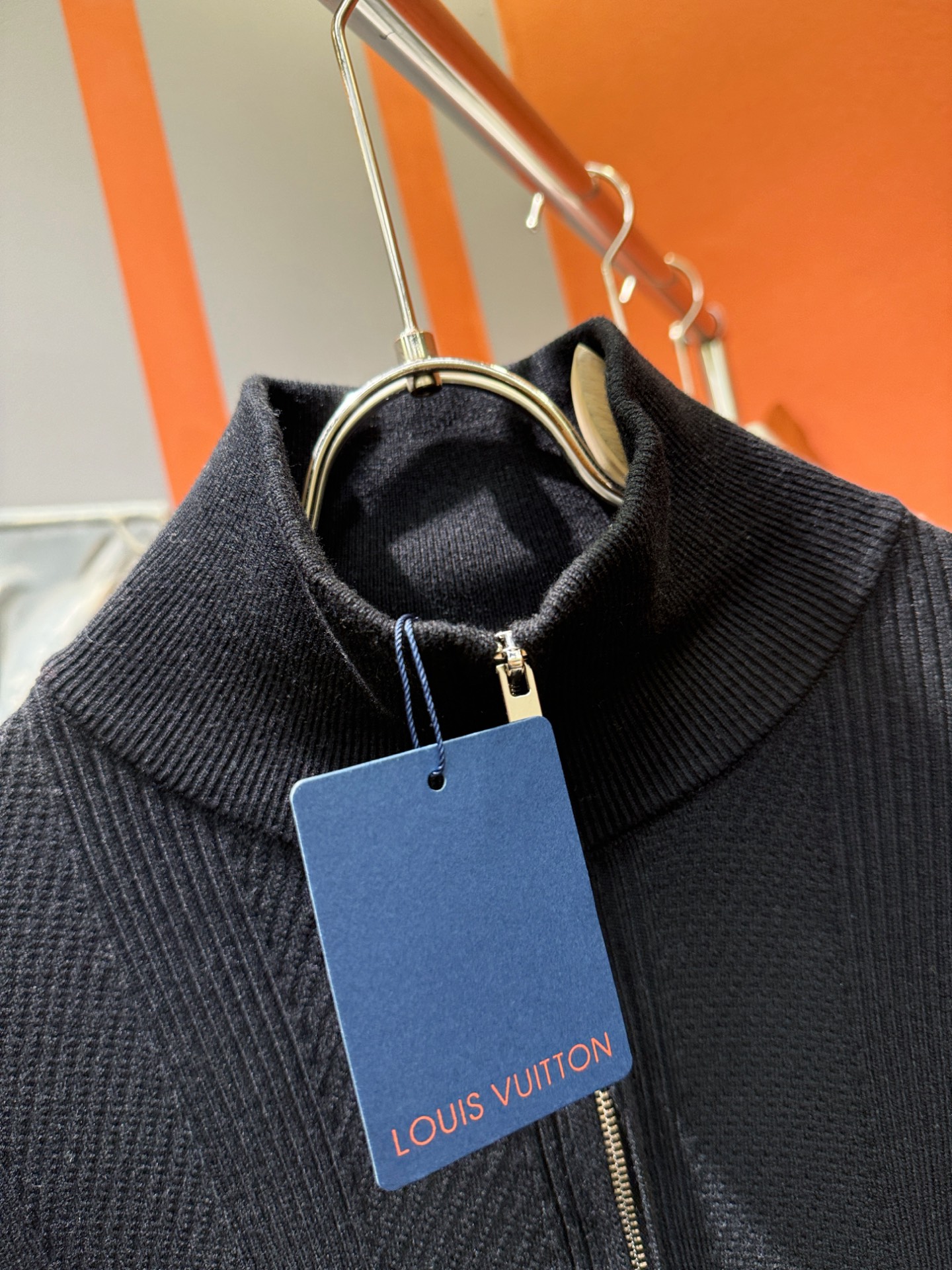 LV路易威登 新款拉链毛衣开衫，手感柔软。 logo图案设计，贸易公司渠道稀出，同步官网发售！秋冬系列经
