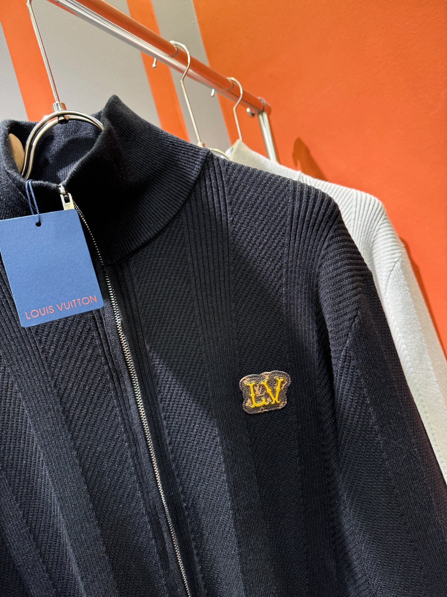LV路易威登 新款拉链毛衣开衫，手感柔软。 logo图案设计，贸易公司渠道稀出，同步官网发售！秋冬系列经