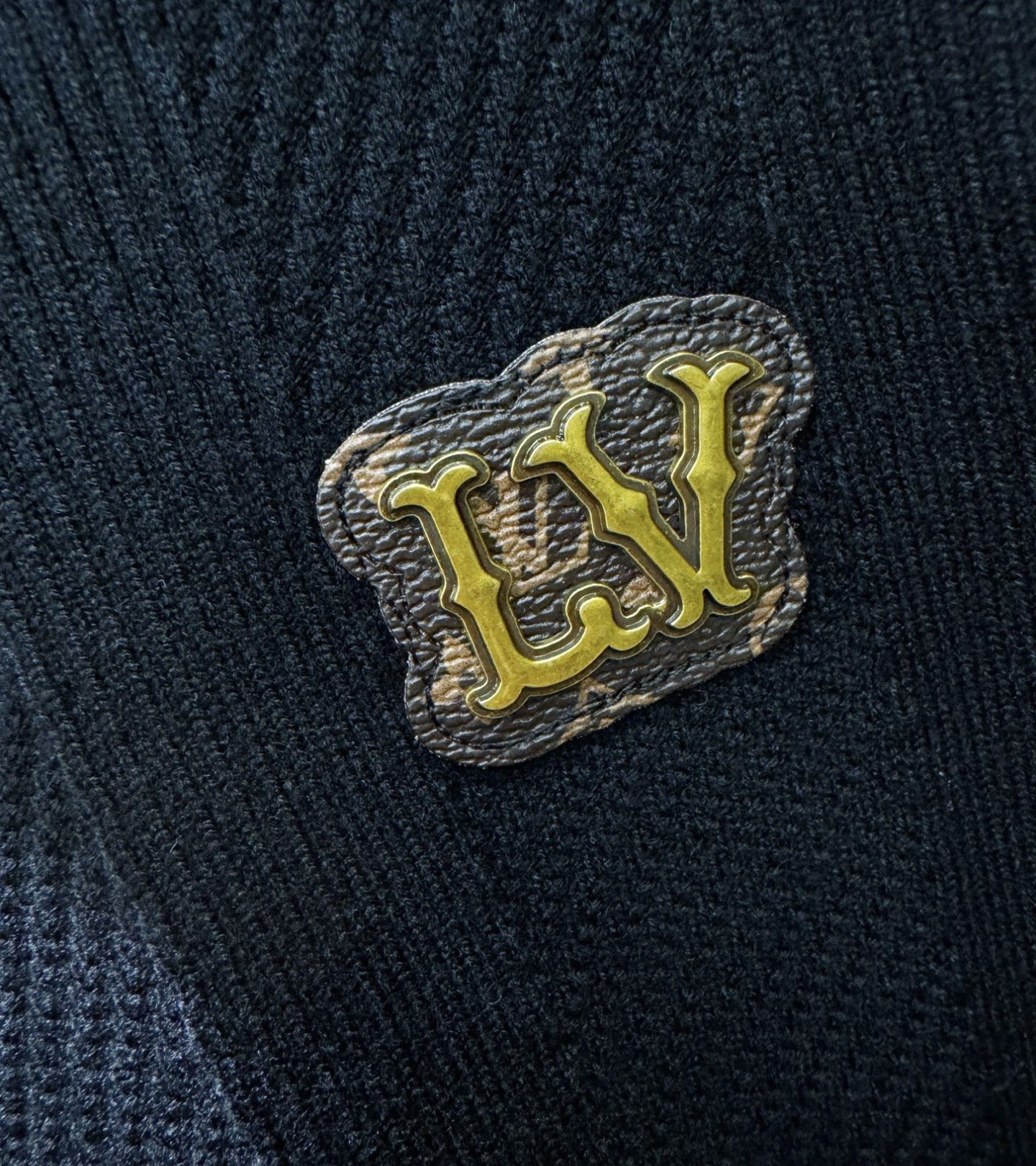 LV路易威登 新款拉链毛衣开衫，手感柔软。 logo图案设计，贸易公司渠道稀出，同步官网发售！秋冬系列经