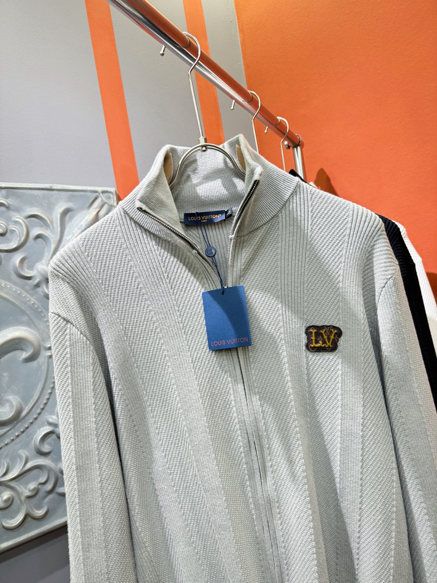 LV路易威登 新款拉链毛衣开衫，手感柔软。 logo图案设计，贸易公司渠道稀出，同步官网发售！秋冬系列经