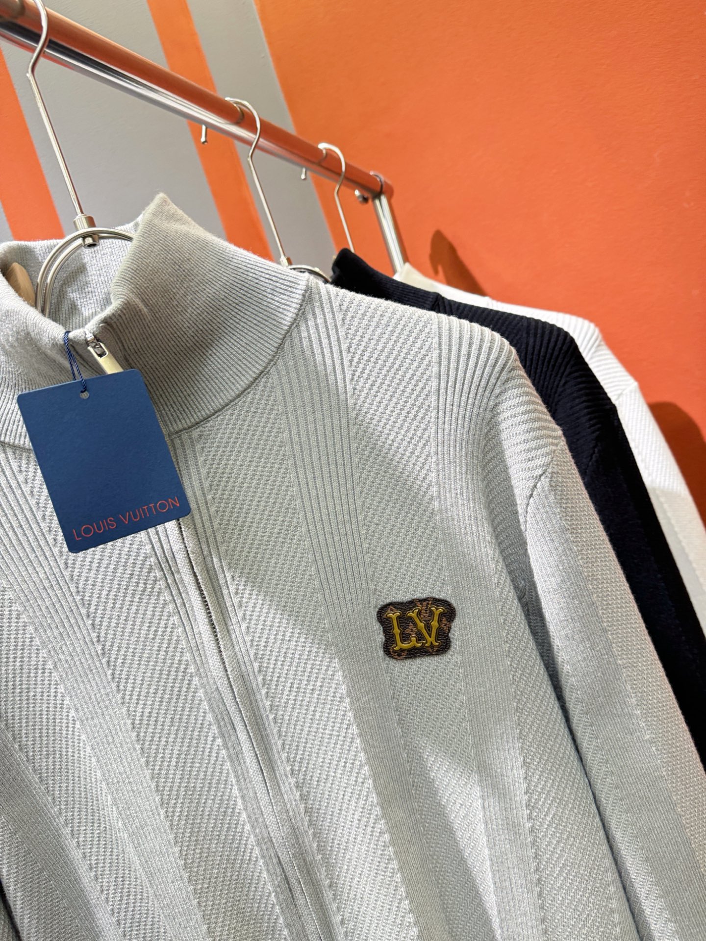 LV路易威登 新款拉链毛衣开衫，手感柔软。 logo图案设计，贸易公司渠道稀出，同步官网发售！秋冬系列经