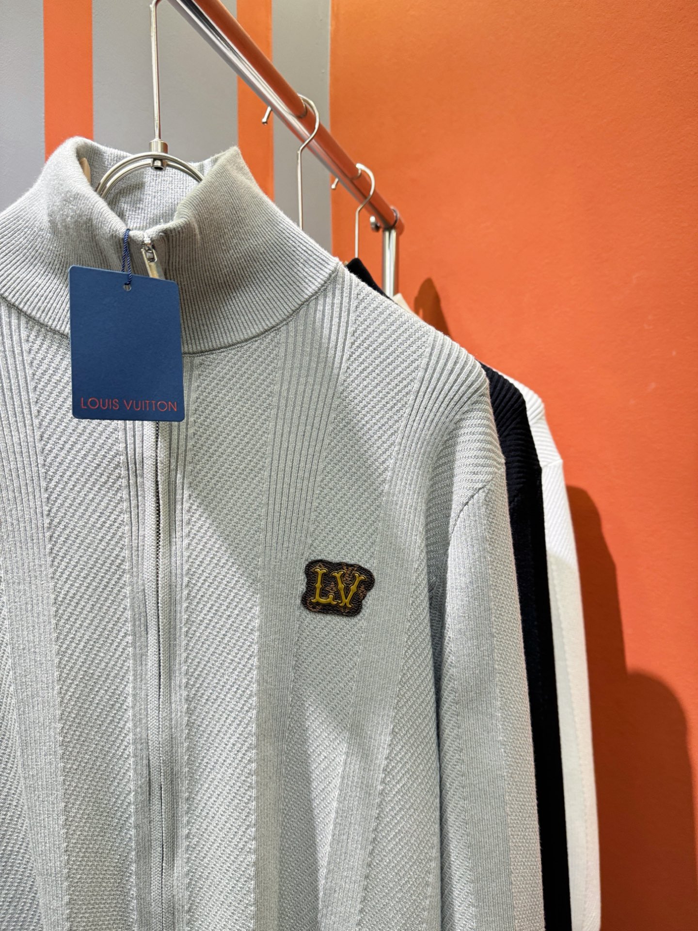 LV路易威登 新款拉链毛衣开衫，手感柔软。 logo图案设计，贸易公司渠道稀出，同步官网发售！秋冬系列经