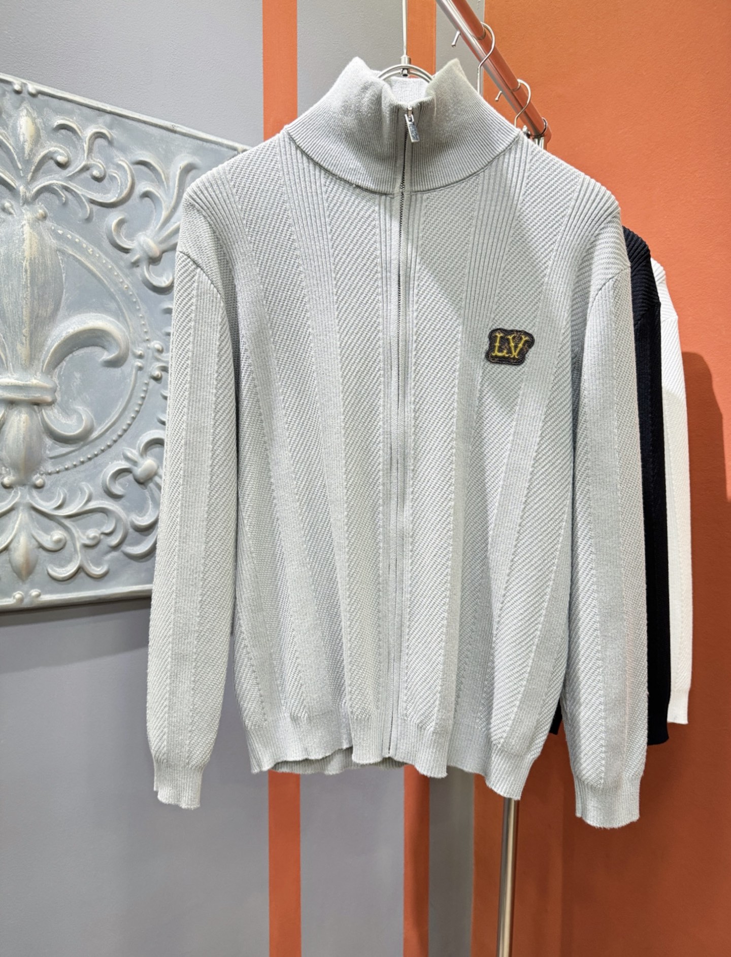 LV路易威登 新款拉链毛衣开衫，手感柔软。 logo图案设计，贸易公司渠道稀出，同步官网发售！秋冬系列经