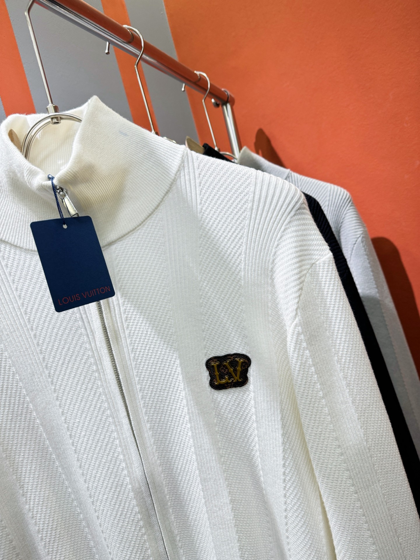 LV路易威登 新款拉链毛衣开衫，手感柔软。 logo图案设计，贸易公司渠道稀出，同步官网发售！秋冬系列经